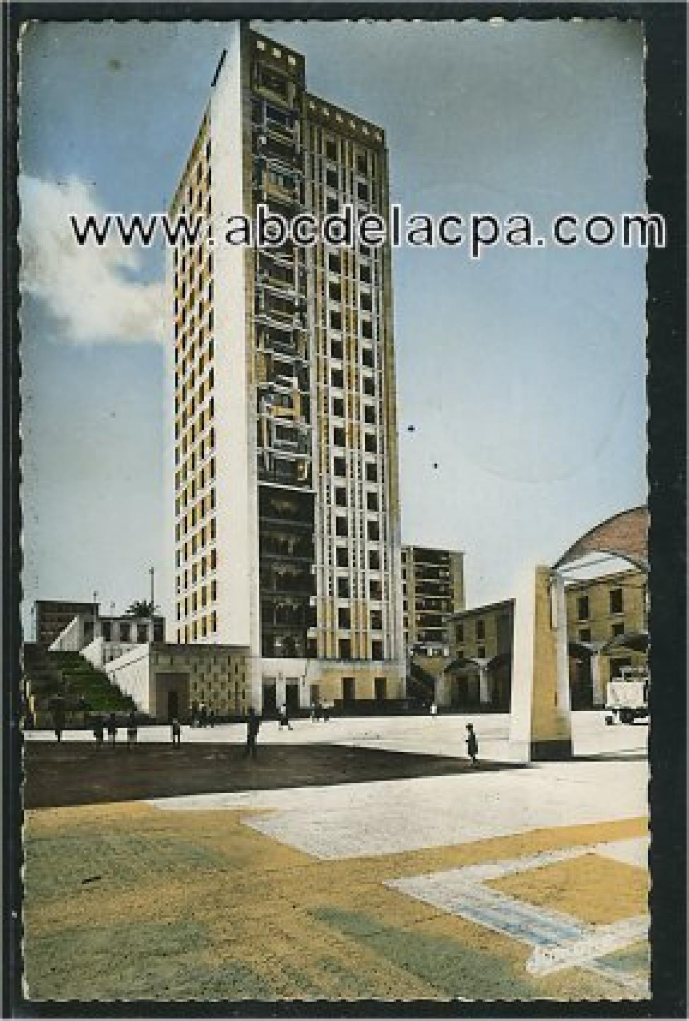 Alger -      Bâtiments  - La tour et la place des totems à Diar es Saada