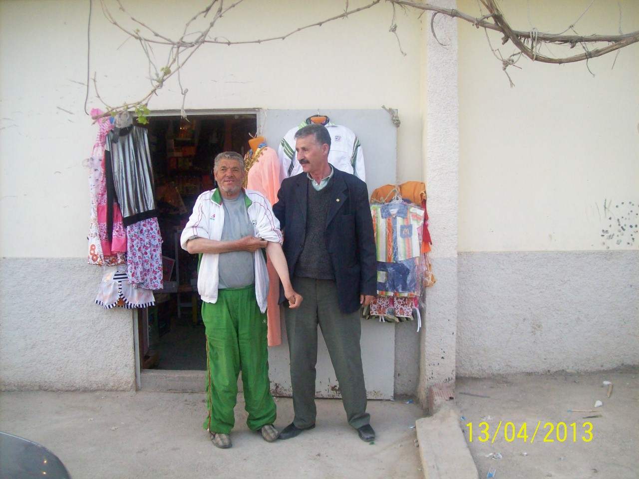 AVEC MR TAGHARIST BELKACEM DEVANT SON MAGASIN