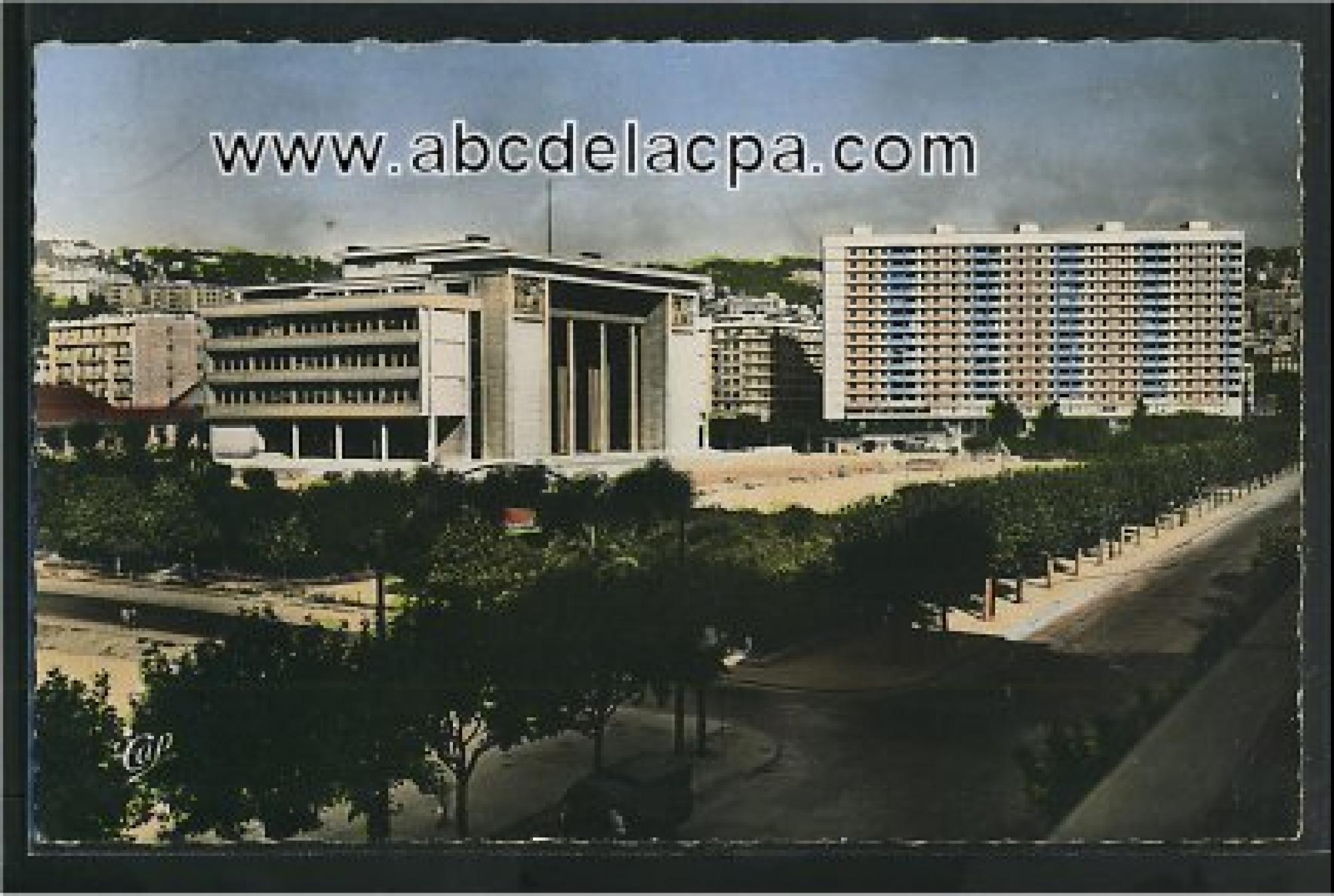 Alger -      Bâtiments  - Le foyer civique (Léon Claro, architecte) et le champ de manoeuvres