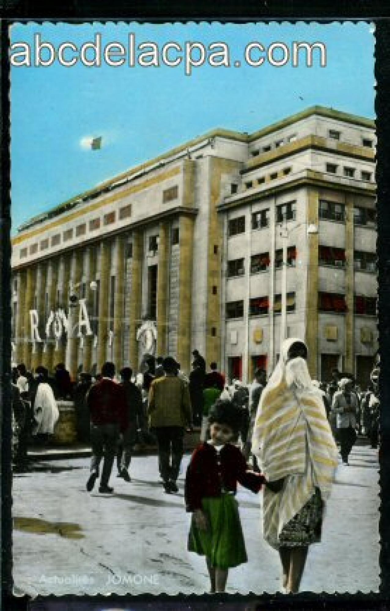 Alger -      Bâtiments  - Fête nationale algérienne du 1er novembre 1962 - La mairie pavoisée aux couleurs nationales