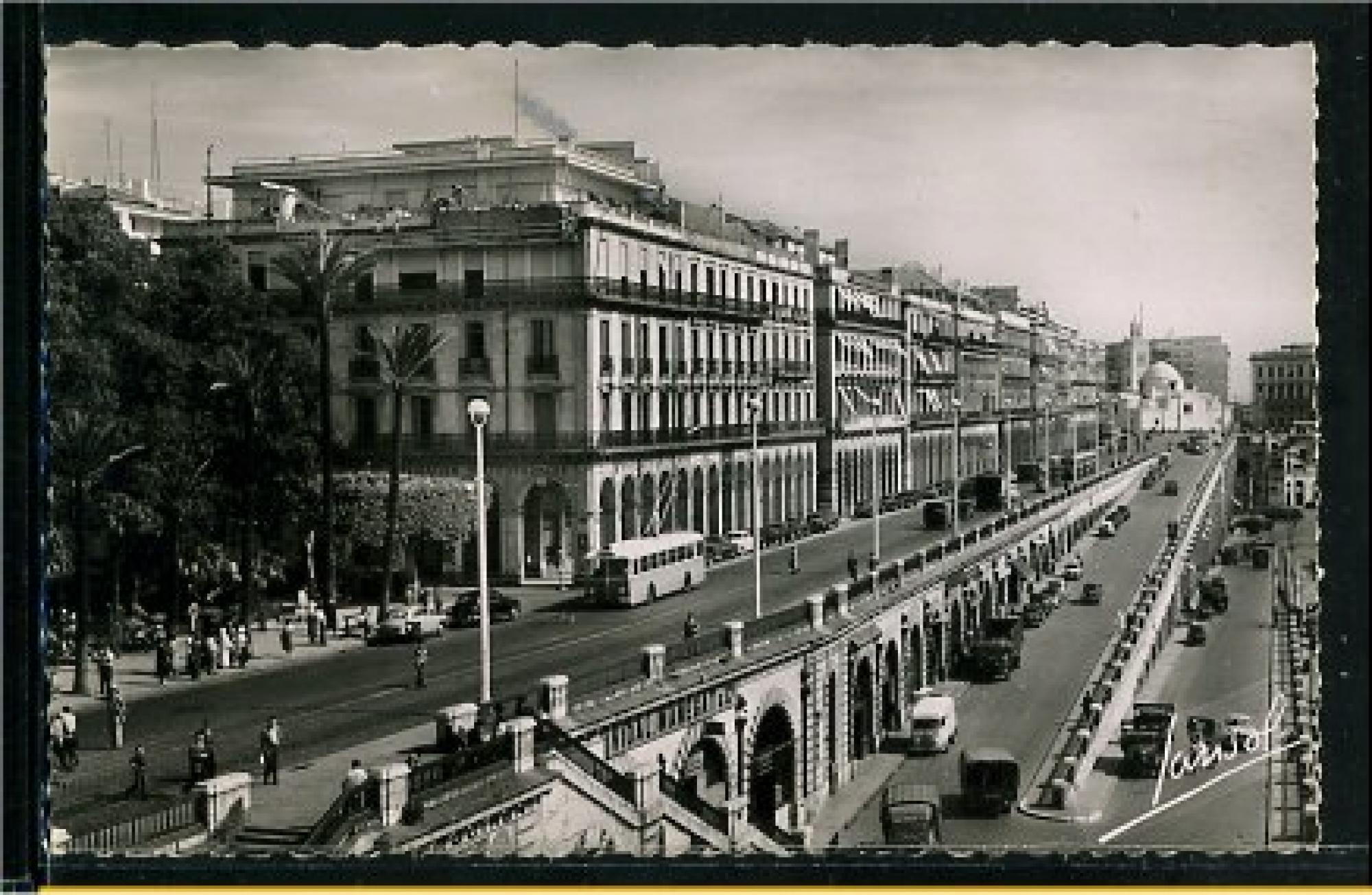 Alger - Rues  - Le square Bresson - Les rampes, vers la place du gouvernement
