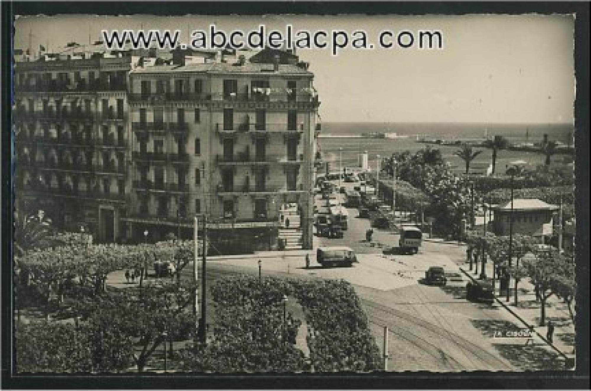Alger - Rues  - Le square Bab Azoun et le port