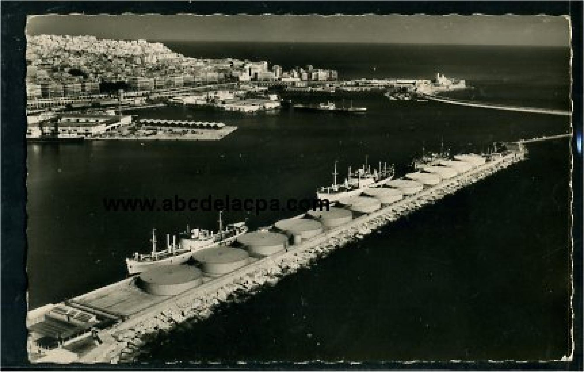 Alger - Le      Port  - Le dépôt de combustibles liquides de soutes de la Cie Venture Weir, produits Esso