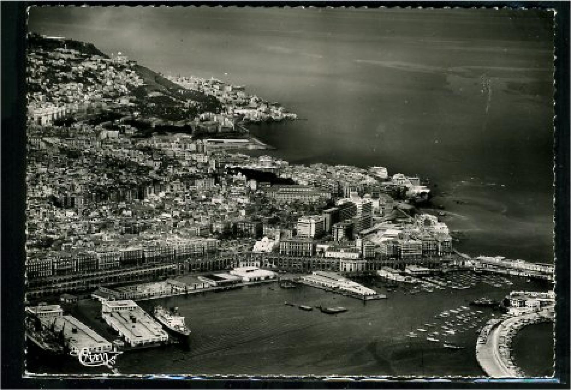 Alger - Vue      Générale  - Vue aérienne - Le port - Au centre, place du gouvernement, St Eugène, la Côte, Notre Dame d'Afrique