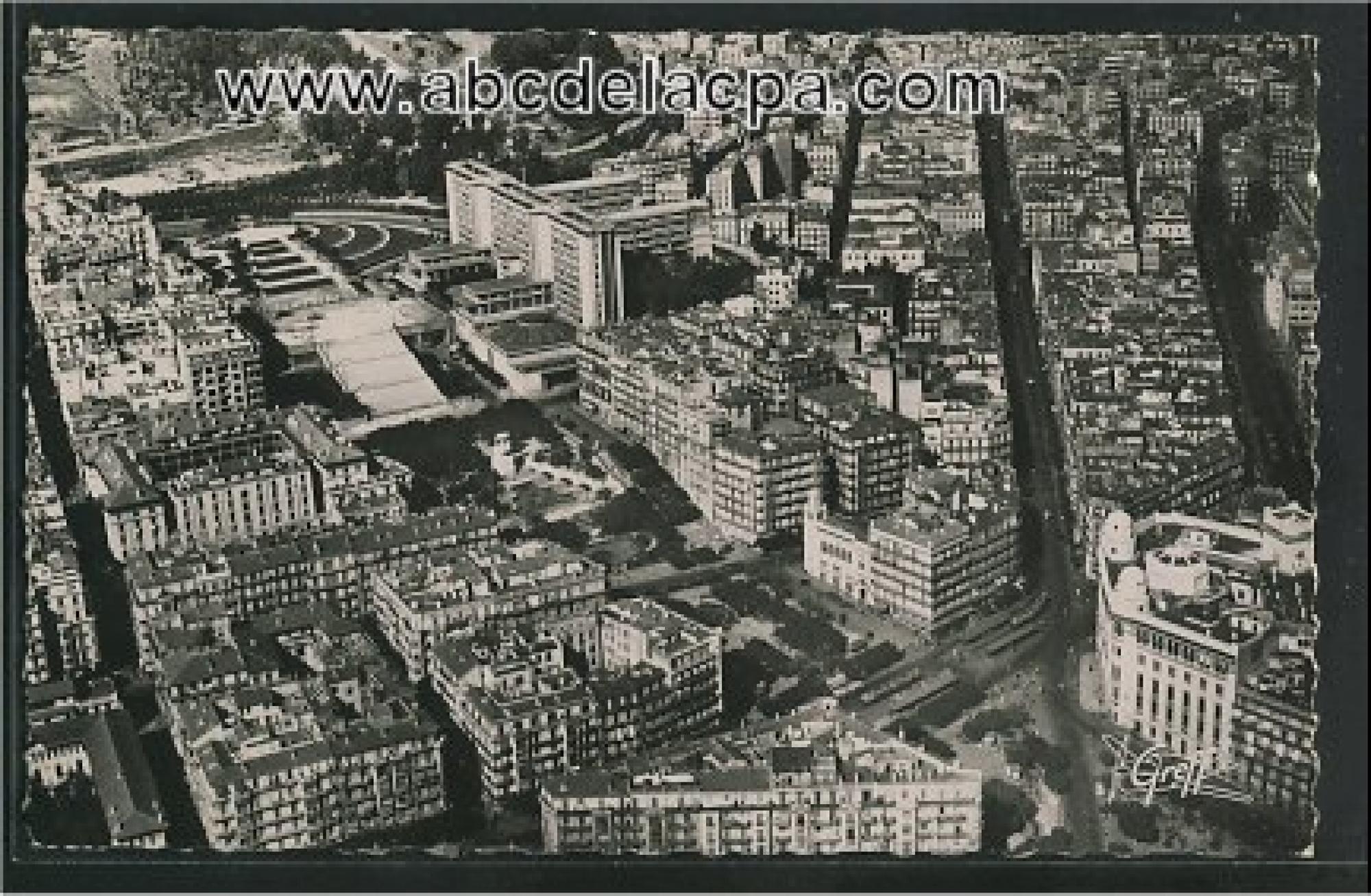 Alger - Vue      Générale  - Vue aérienne - Place Georges-Clemenceau, Gouvernement général, Boulevard Laferrière et rue d'Isly