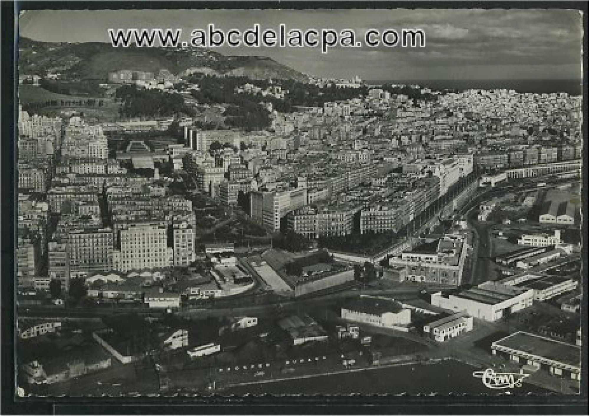Alger - Vue      Générale  - Vue aérienne sur les jardins, boulevard Laferrière, la poste, Gouvernement général, le forum, à droite la Casbah
