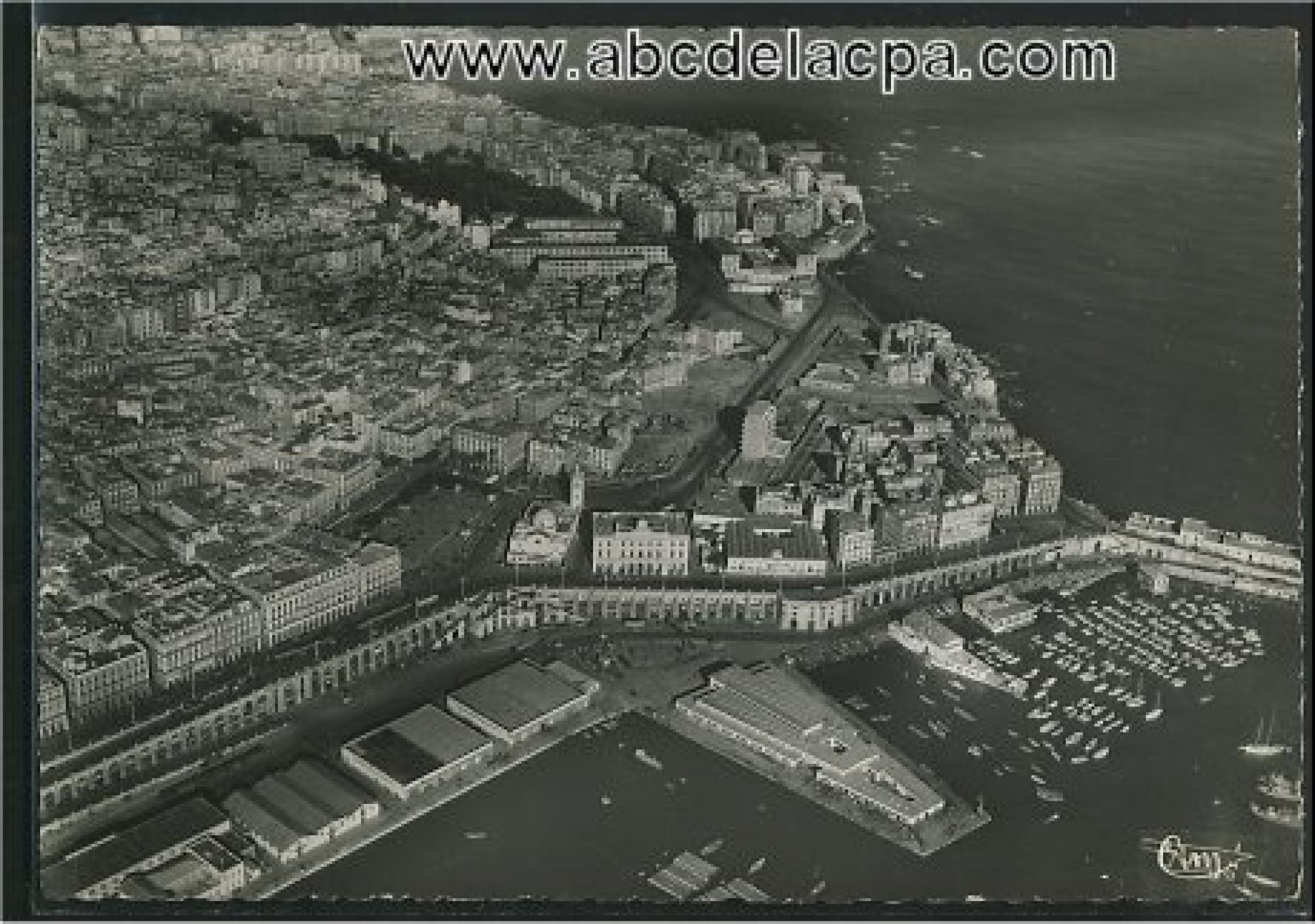 Alger - Vue      Générale  - Vue aérienne panoramique, la marine, place du gouvernement, à droite quartie Bab el Oued