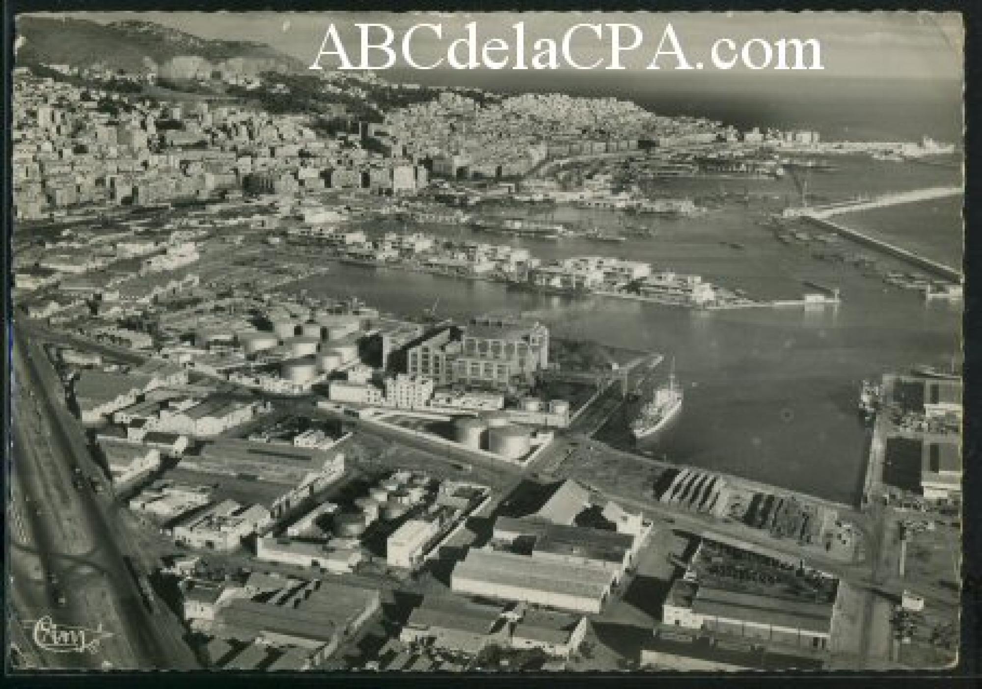 Alger - Vue      Générale  - Vue aérienne panoramique sur l'ensemble du Port. Dans le fond, la Casbah