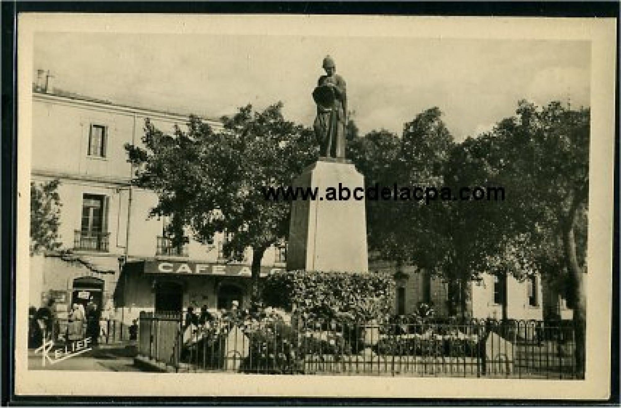 Alger - Maison      Carrée  - Monument aux morts
