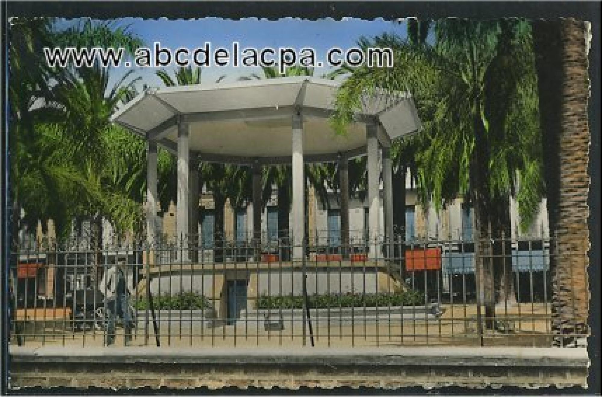 Alger - Maison      Carrée  - Le kiosque à musique dans le square