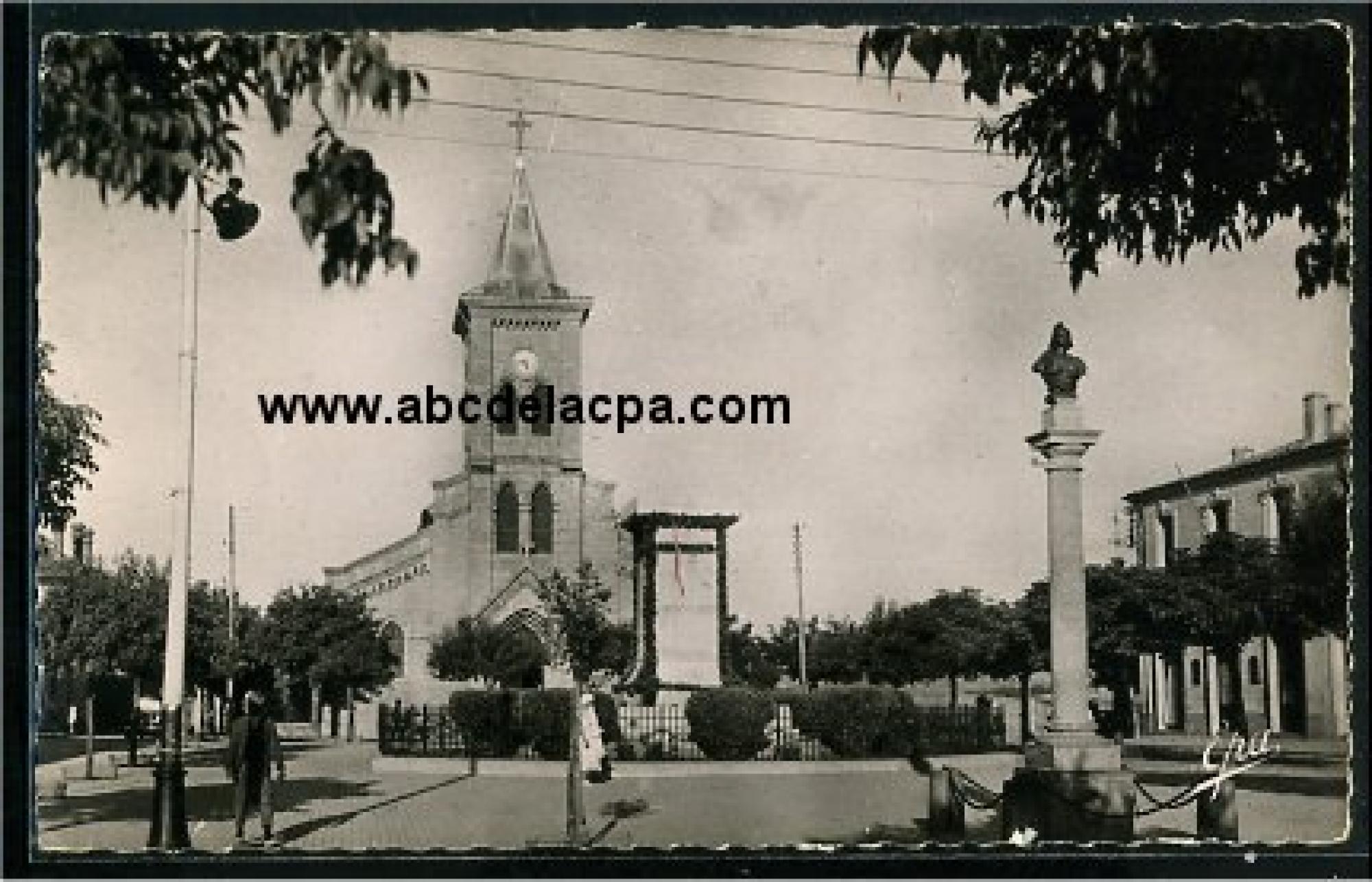 Aumale (Sour el   Ghozlane)  - L'église et le monument aux morts