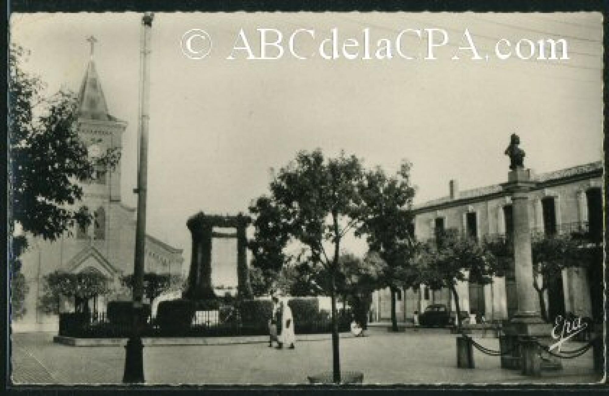 Aumale (Sour el   Ghozlane)  - Place de l'Eglise et monument aux morts
