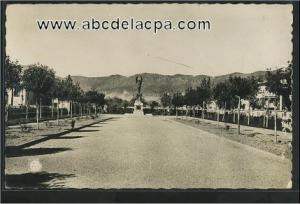 Batna  - le monument aux morts et le nouveau square