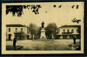 Bône - Rues  - statue du sergent blandan et la rue duquesne - machines agricoles s.Â mangon