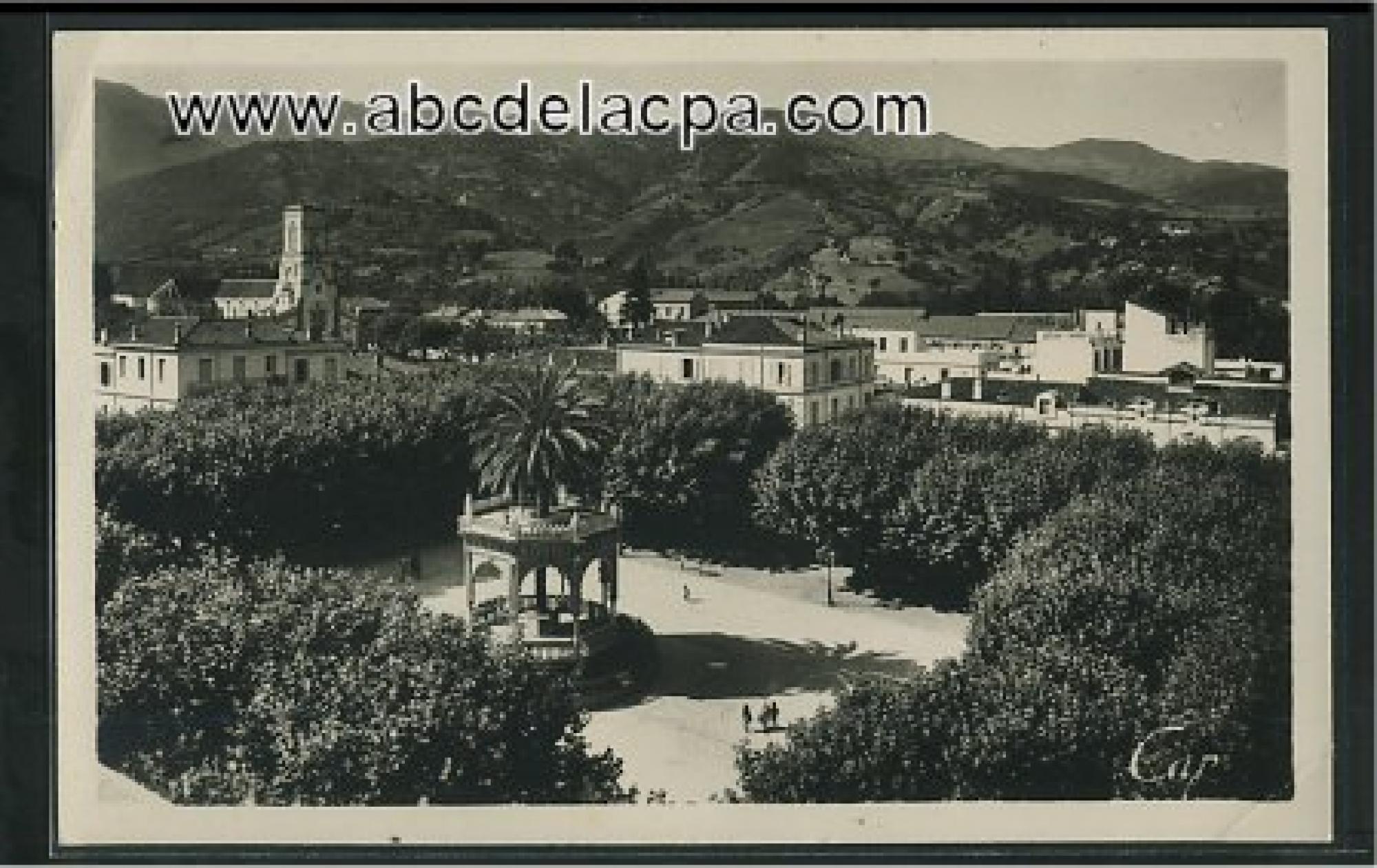Blida - Rues  - vue sur la place d'armes vers l'atlas