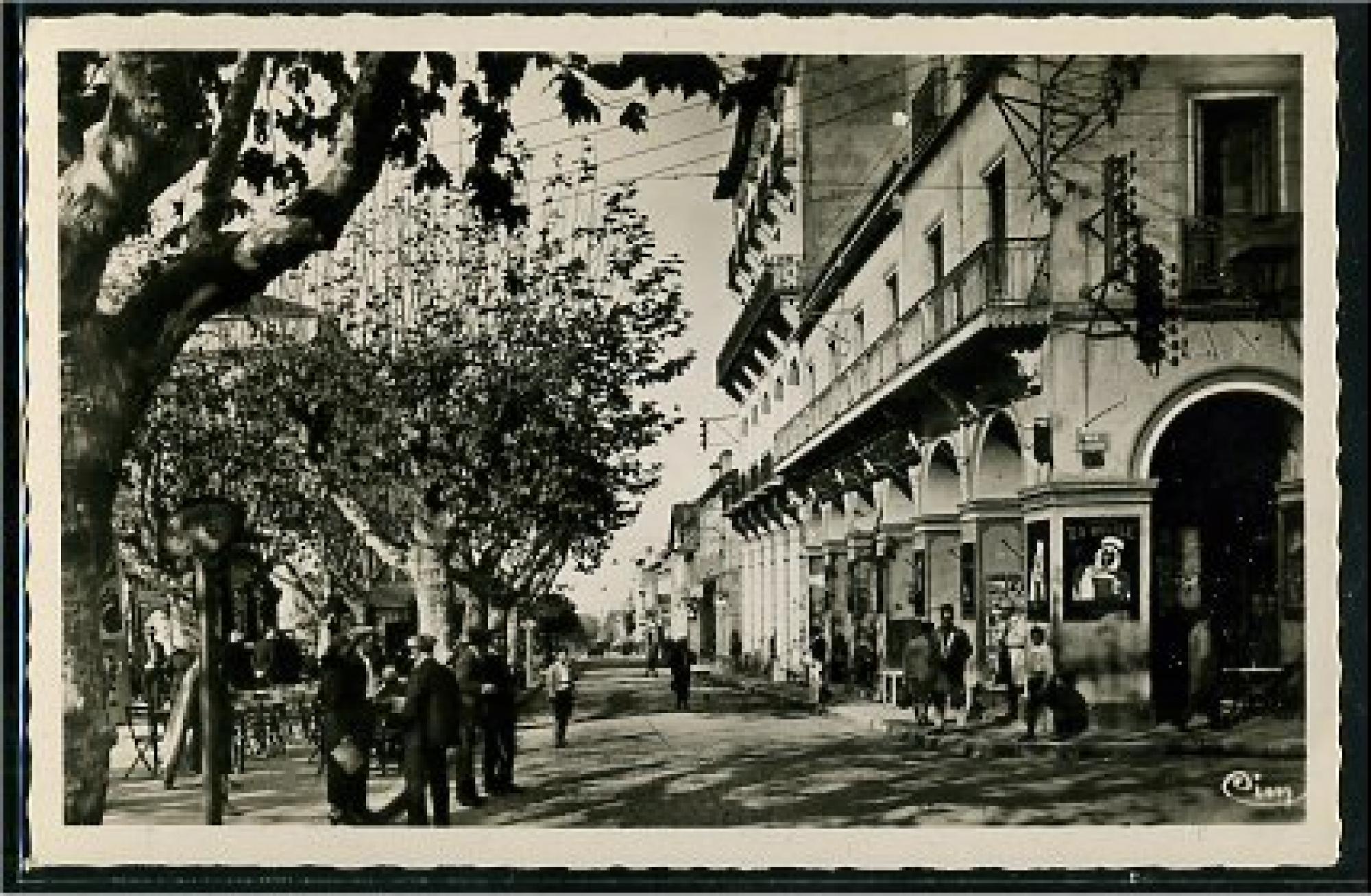 Blida -      Bâtiments  - café et hôtel d'orient