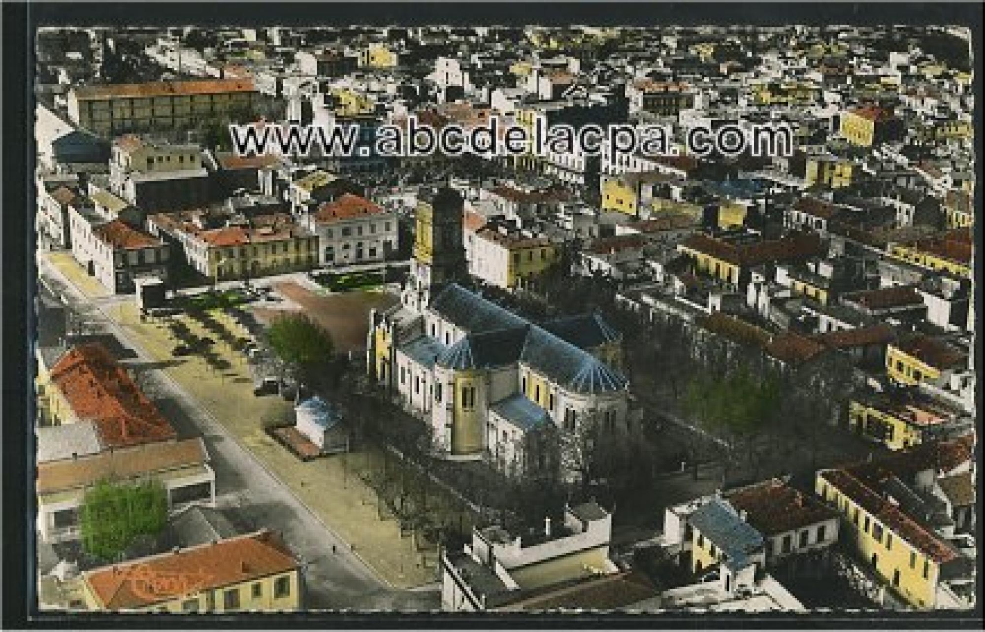 Blida -      Bâtiments  - l'eglise et quartier de l'eglise - vue aérienne