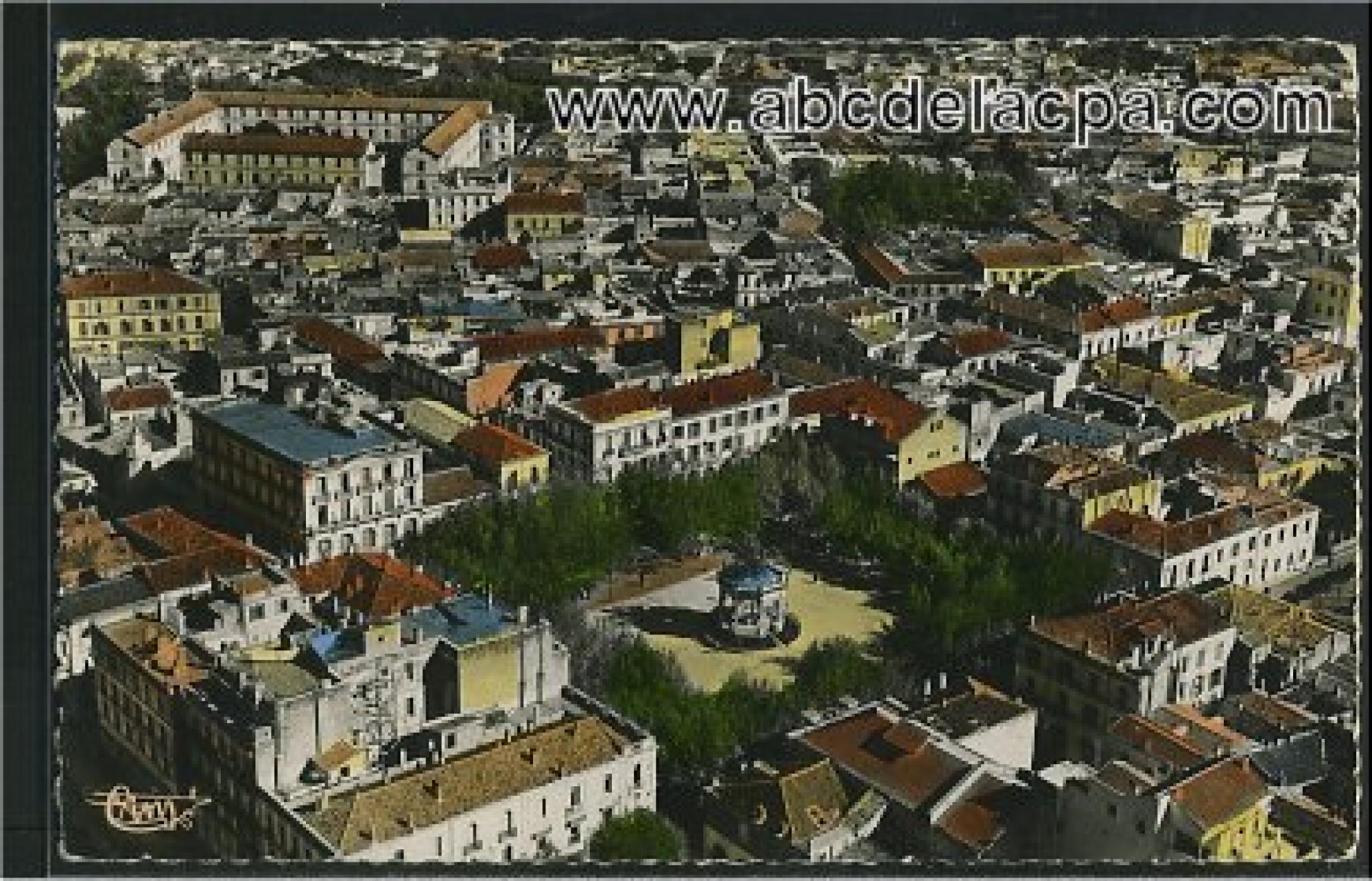 Blida - Vues      générales  - la place clemenceau - l'hôpital ducros - vue aérienne