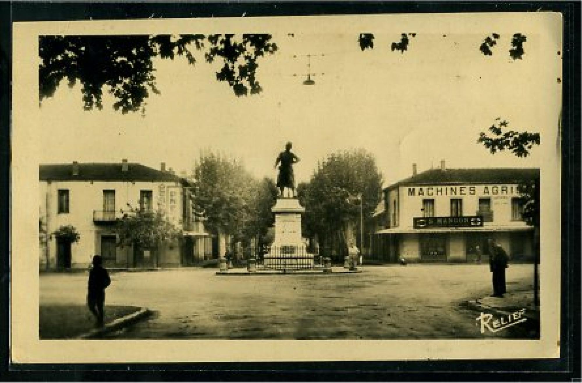 Bône - Rues  - statue du sergent blandan et la rue duquesne - machines agricoles s.Â mangon