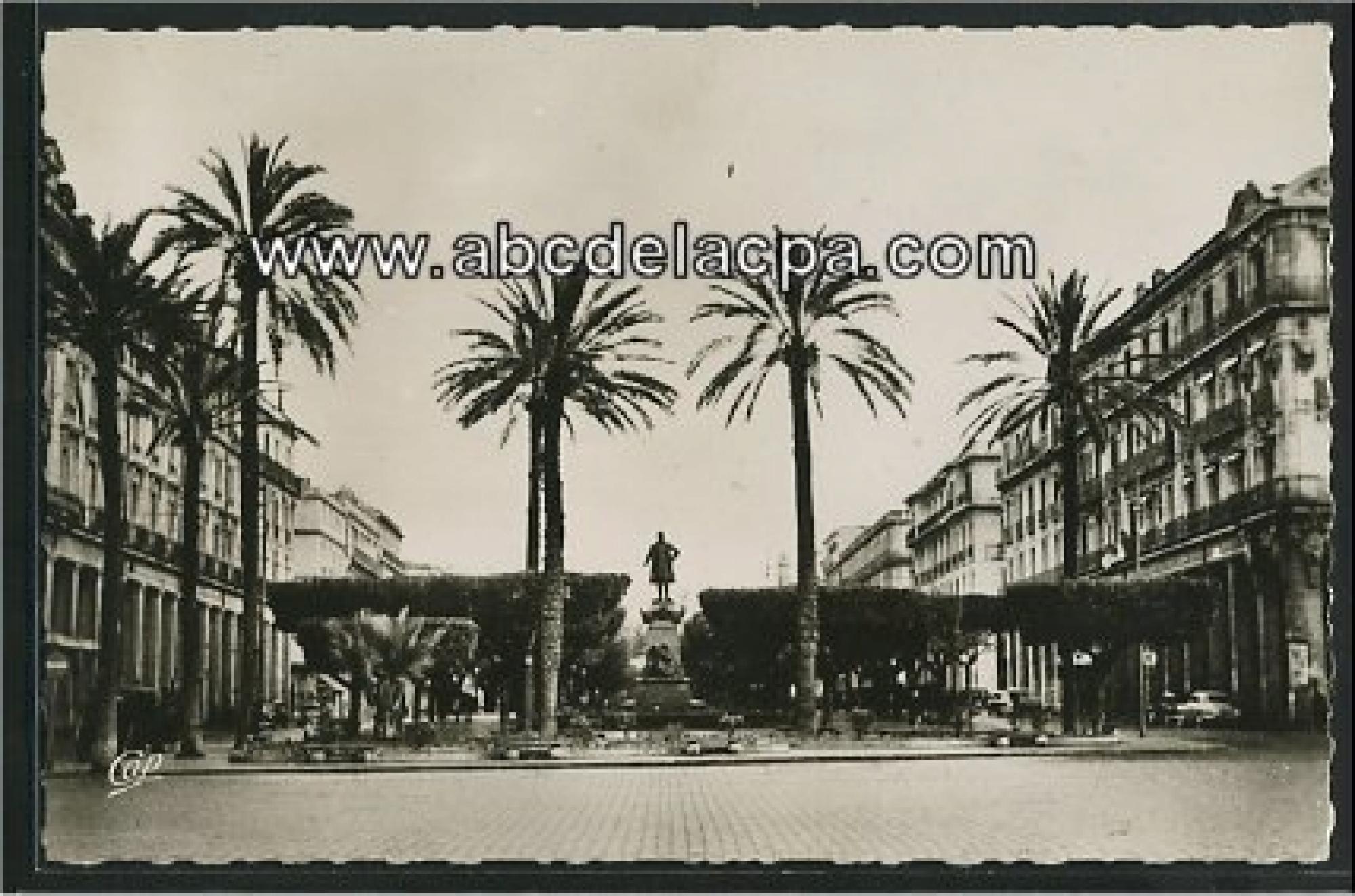 Bône - Rues  - statue de bertagna au début du cours