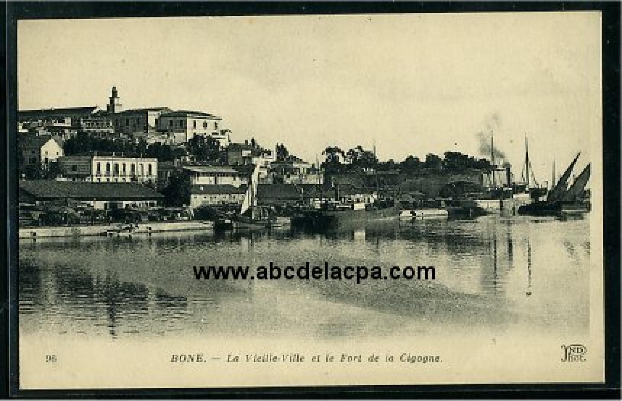 Bône - Le      Port  - la vieille-ville et le fort de la cigogne