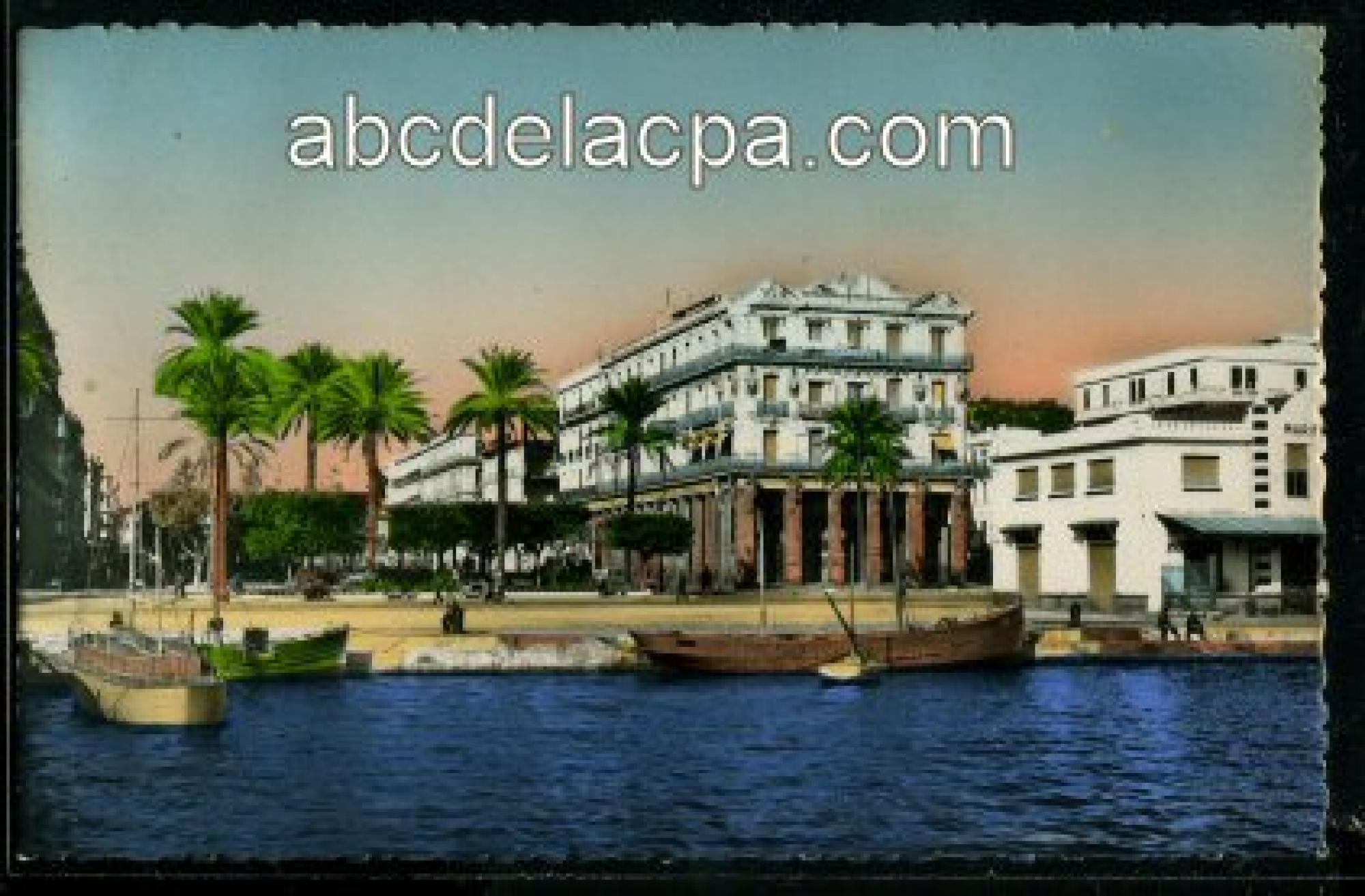 Bône - Le      Port  - un coin du port et place thiers