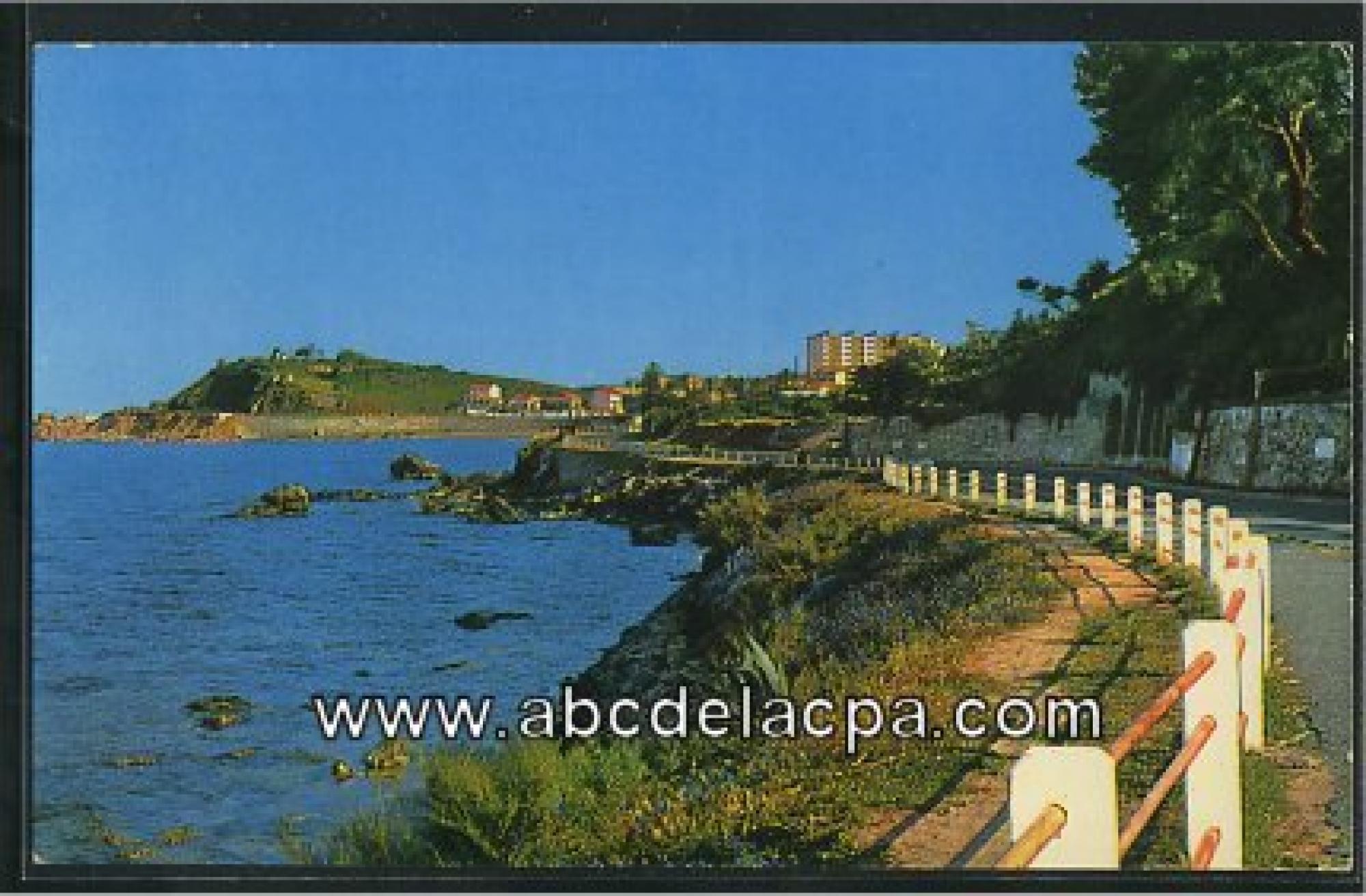 Bône - Les plages,      la corniche  - la corniche - au fond, la plage 