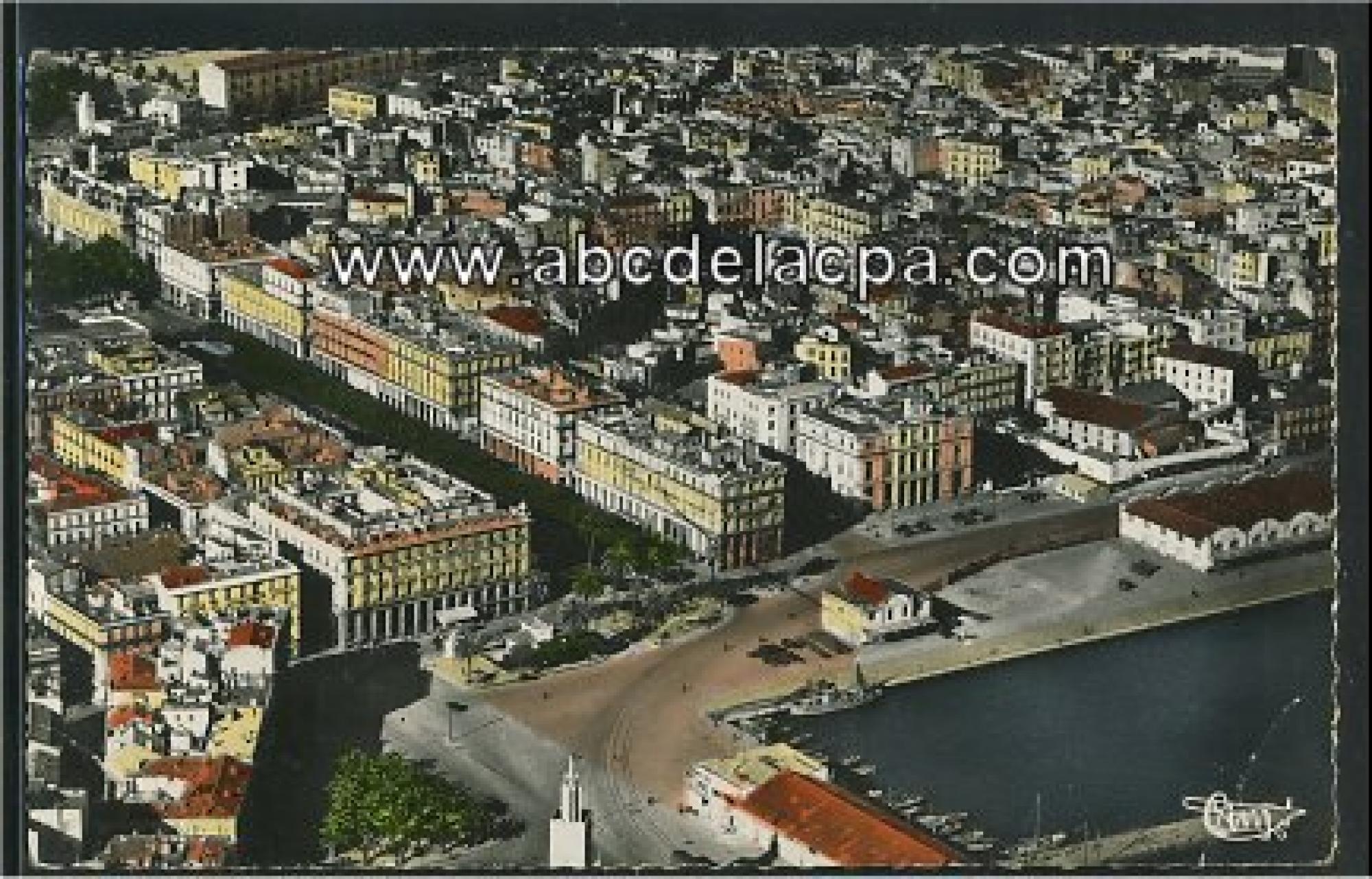 Bône -      Vues générales  - vue aérienne - un coin du port, la ville - entrée du cours bertagna