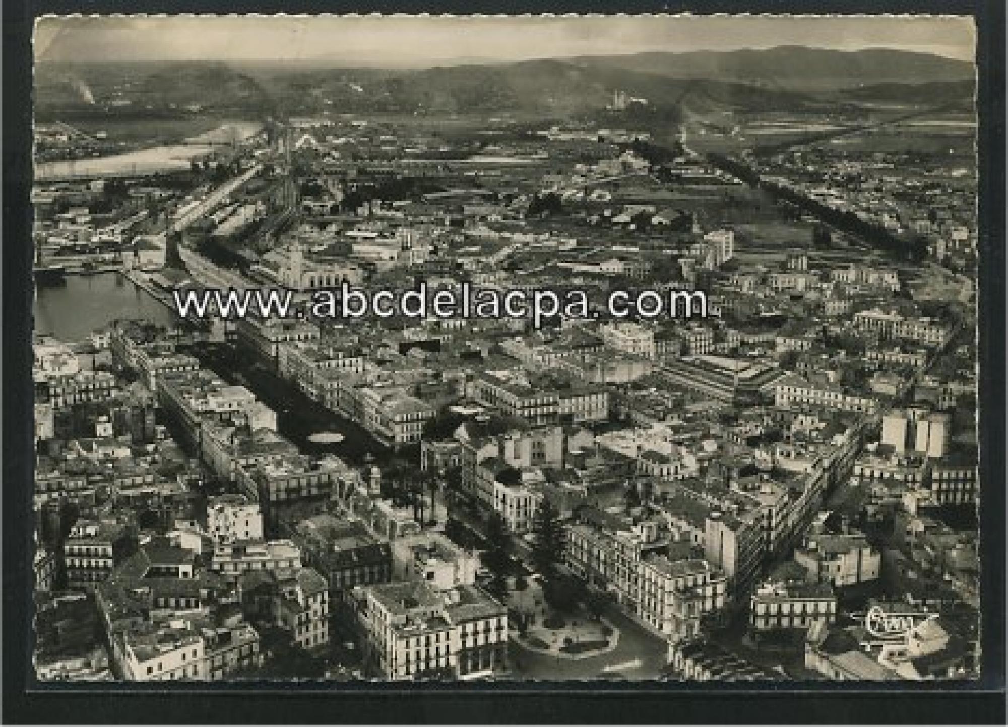 Bône -      Vues générales  - vue aérienne de la ville - le cours bertagna - la gare - dans le fond, la basilique saint augustin