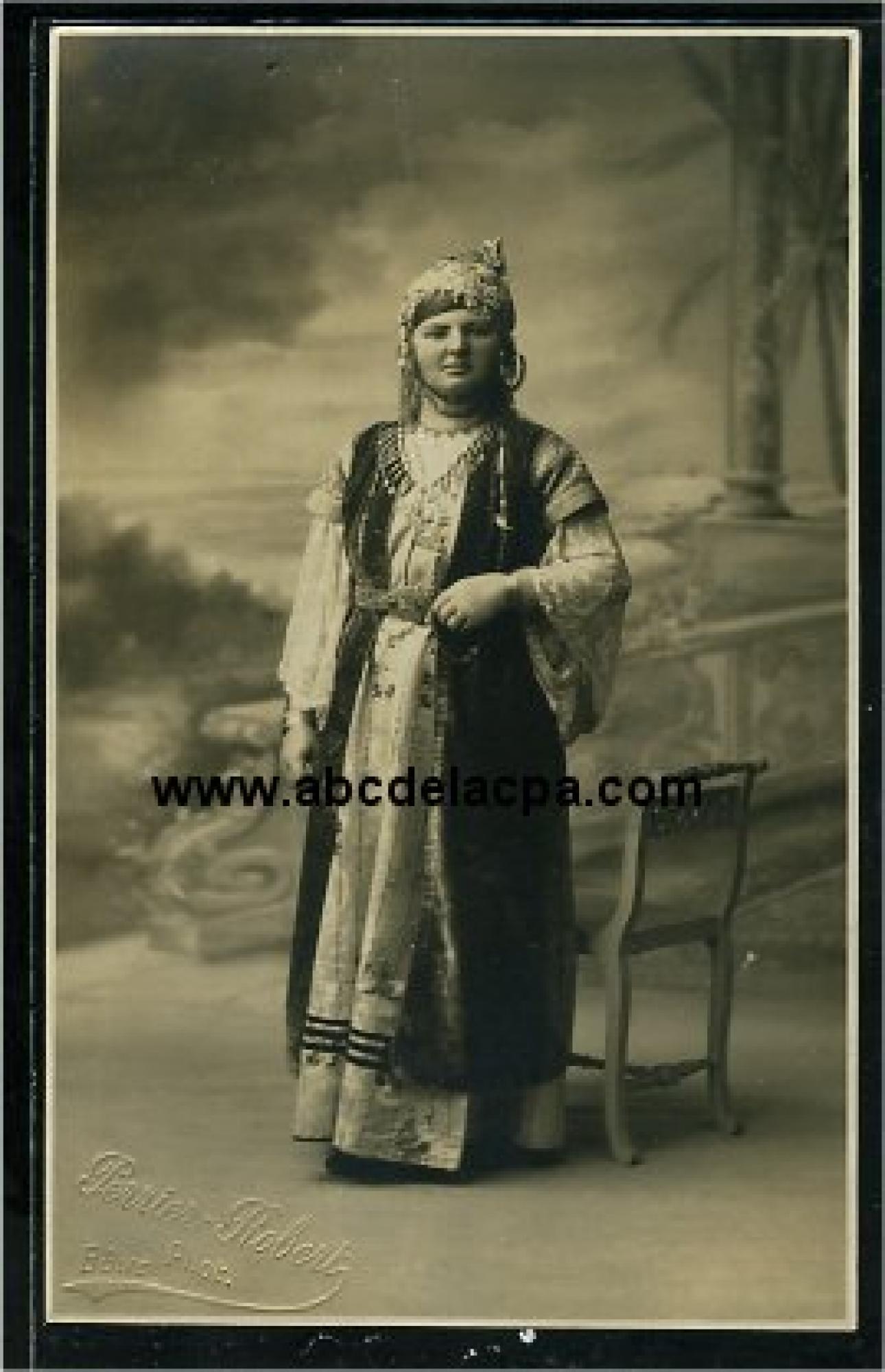 Bône -      Divers  - femme arabe - tampon sec phot. perrier robert, bône