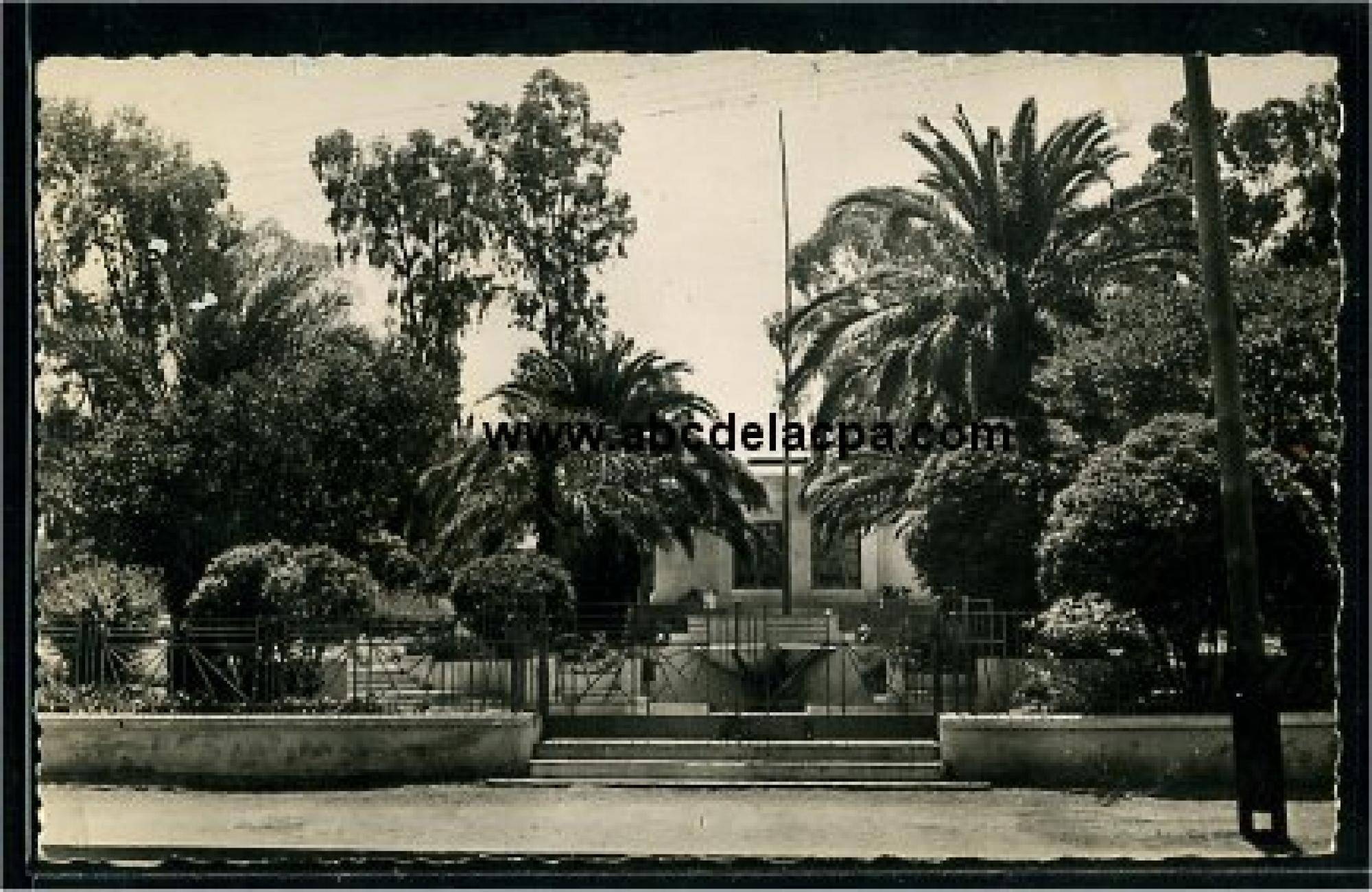 Bordj   Menaïel  - le jardin public et le monument aux morts