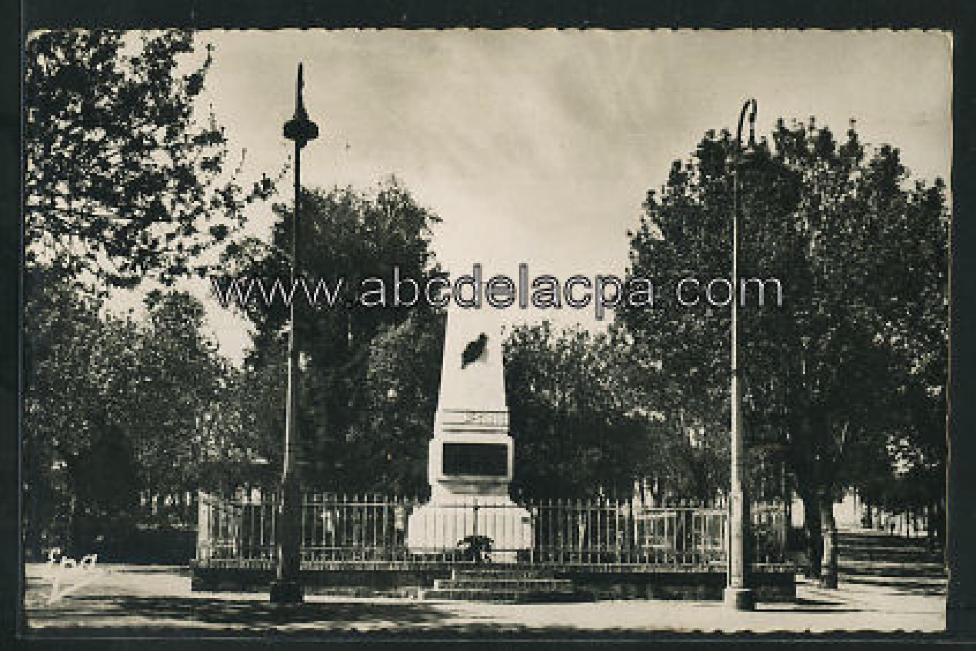 Bouira  - monument aux morts