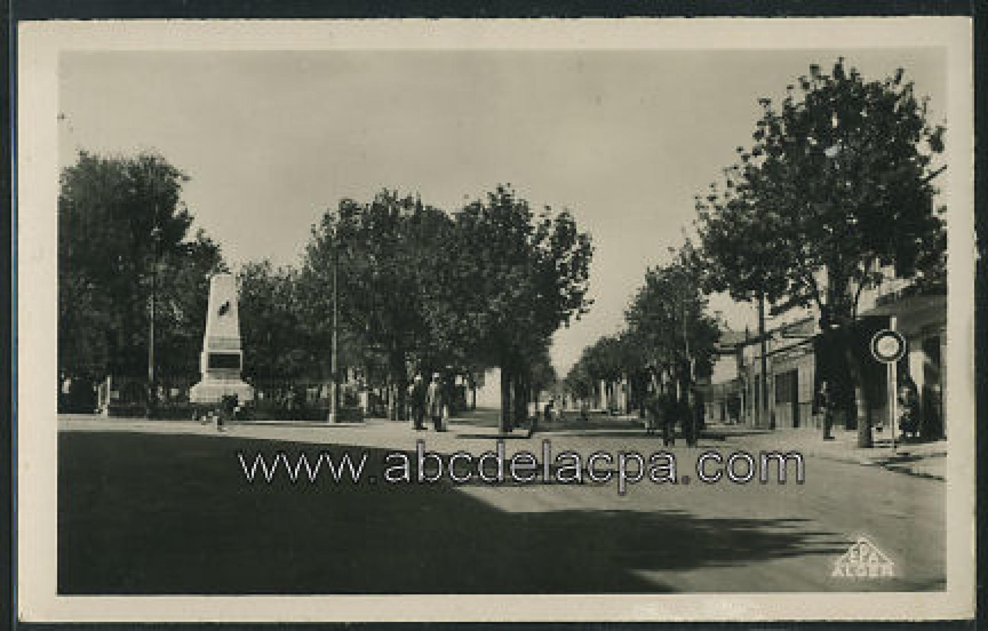 Bouira  - monument aux morts