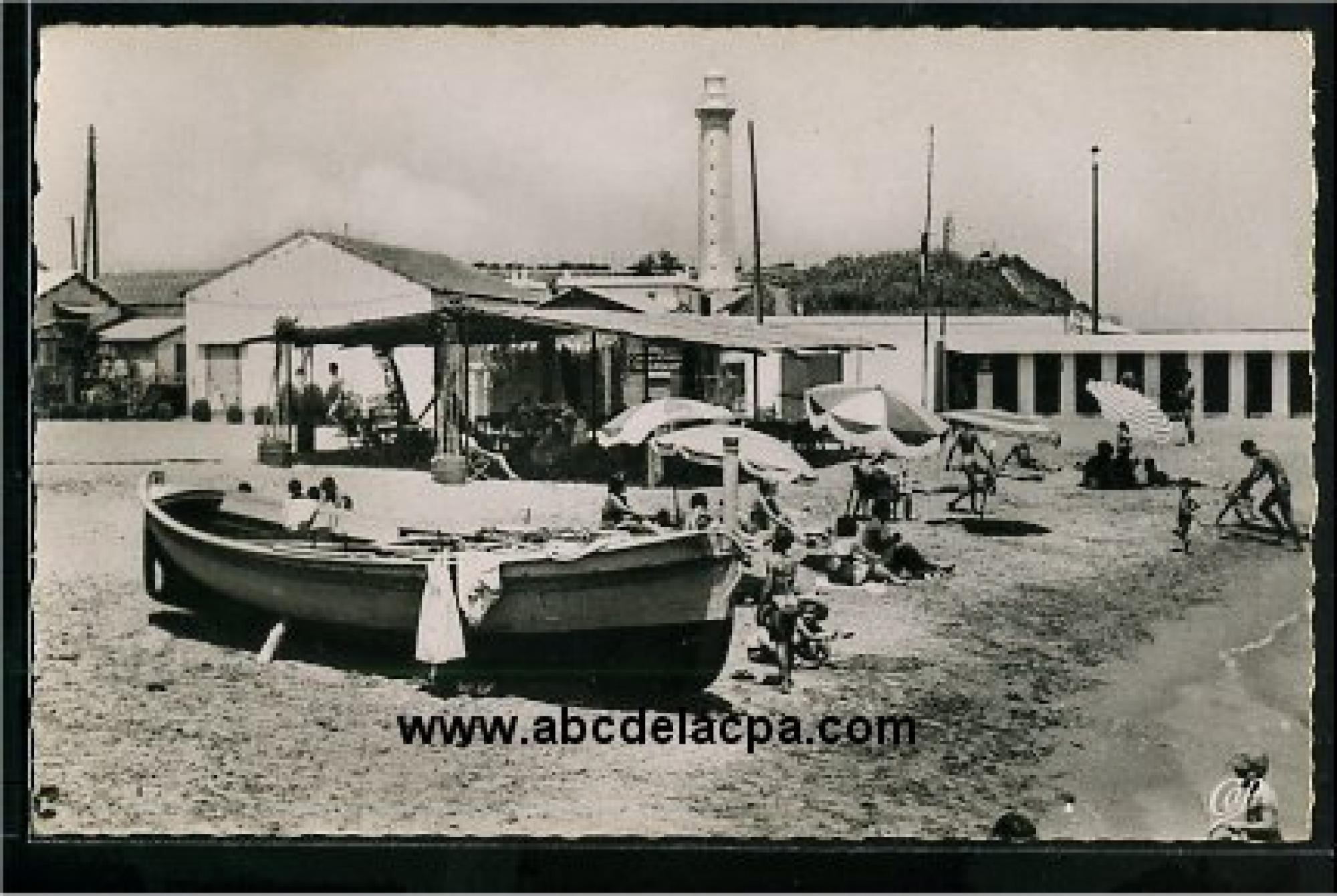Cherchell  - le phare et la plage