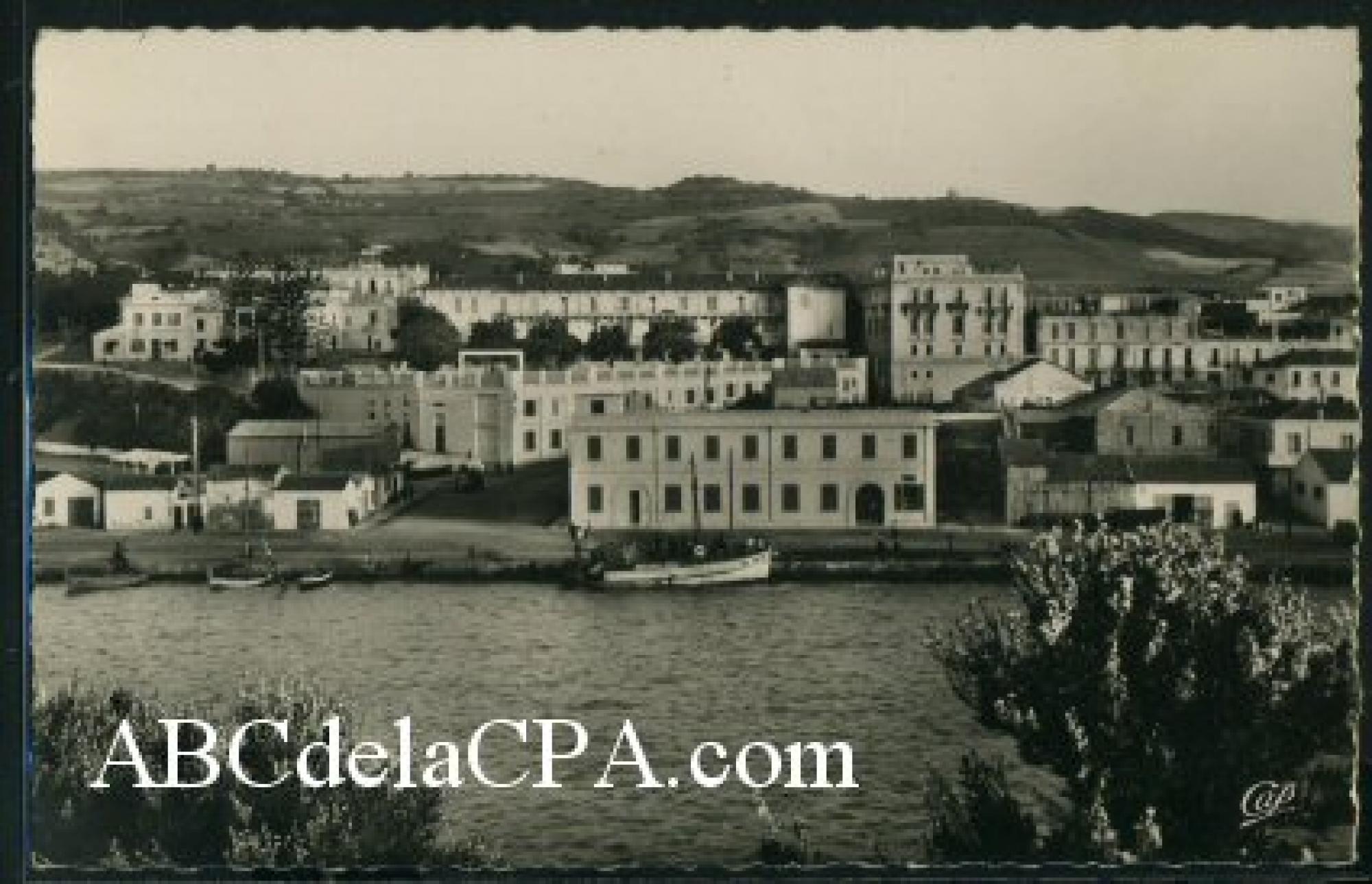 Cherchell  - le port devant la douane