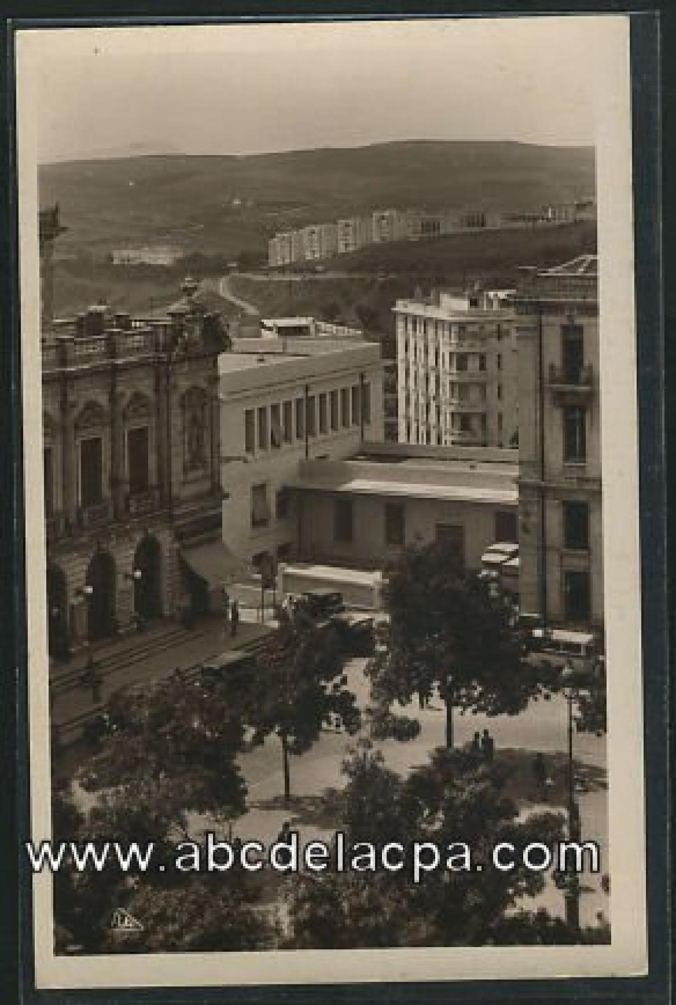 Constantine -      Rues  - un coin de la place de la brèche
