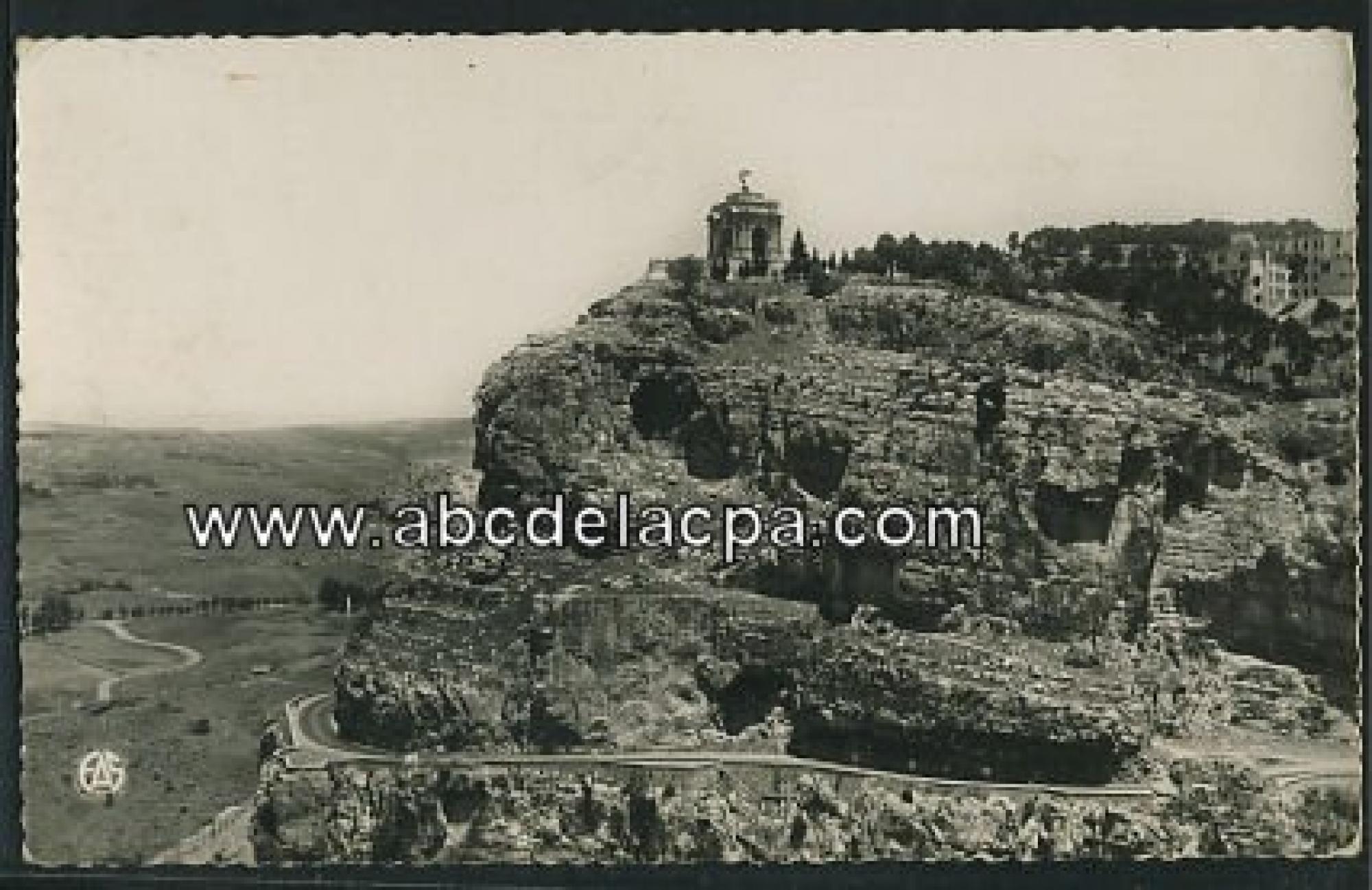 Constantine -      Ponts, passerelles, gorges  - le monument aux morts et la route de philippeville