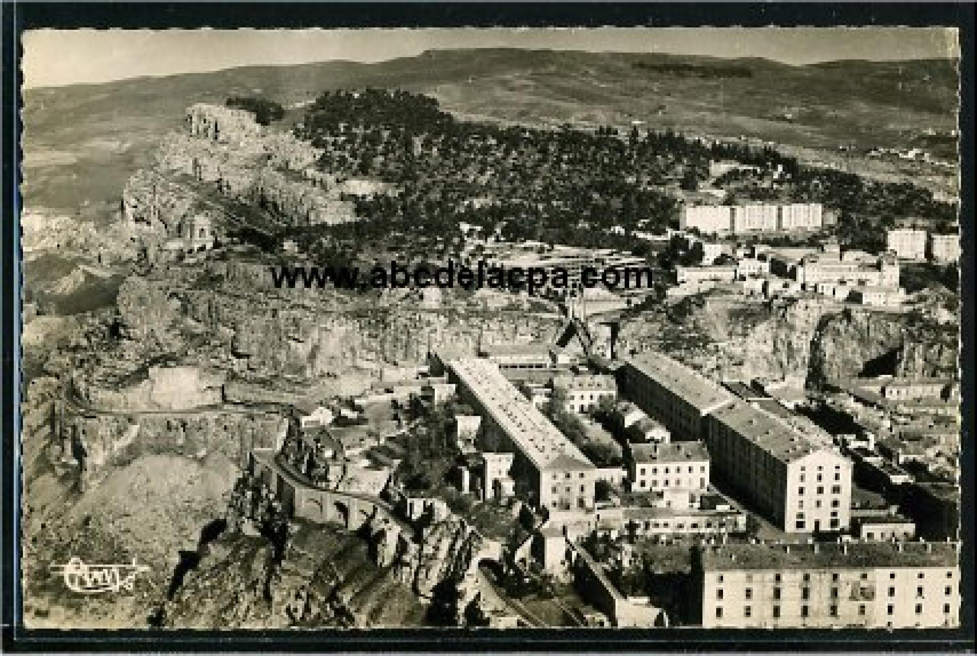 Constantine      - Vues générales  - vue aérienne sur le dort de sidi m'cid, la casbah, monument aux morts et boulevard joly de brésillon