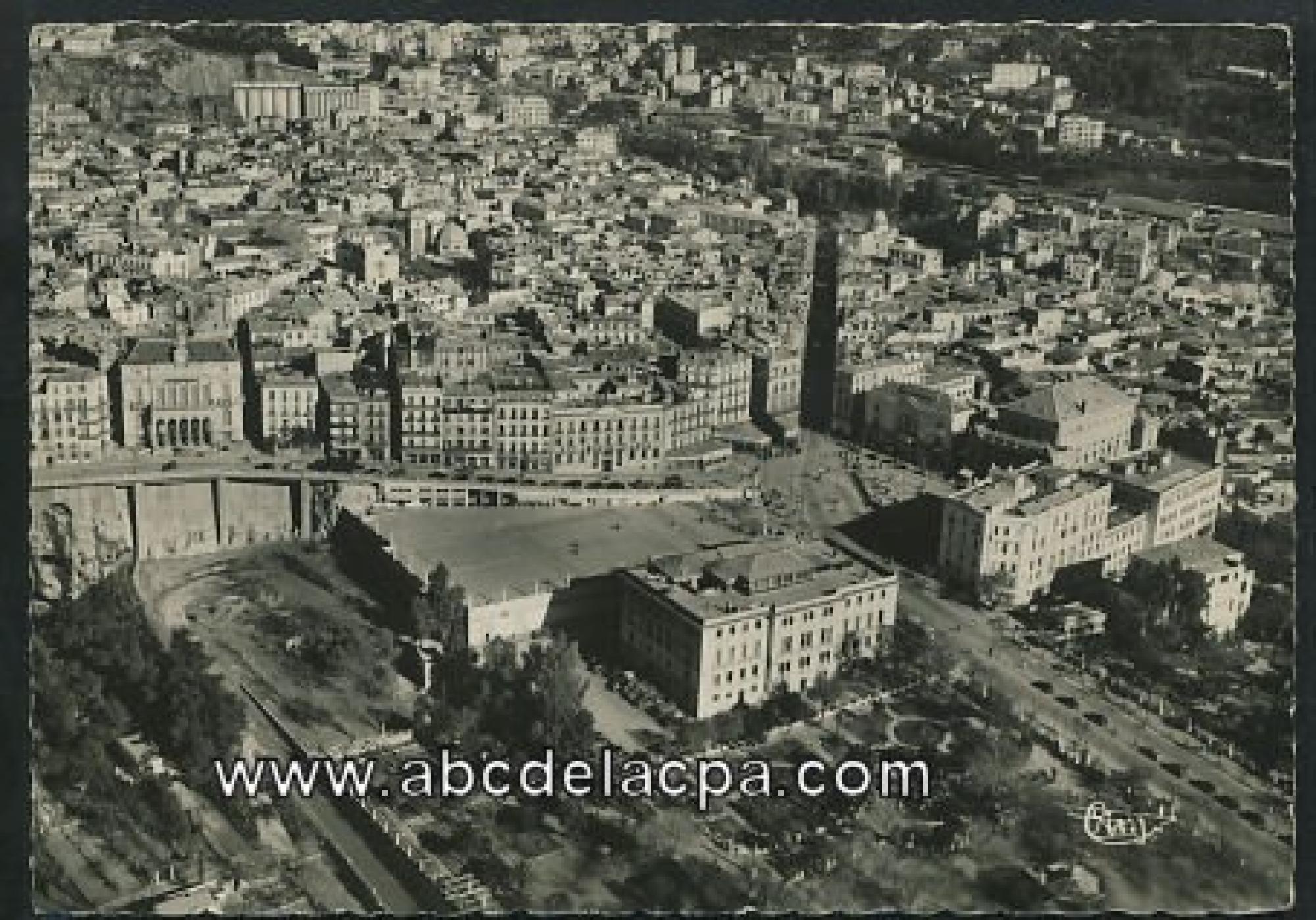 Constantine      - Vues générales  - vue aérienne sur la place de laÂ brèche, boulevard joly de bresillon, mairie, palais de justice et sqyuare de la république