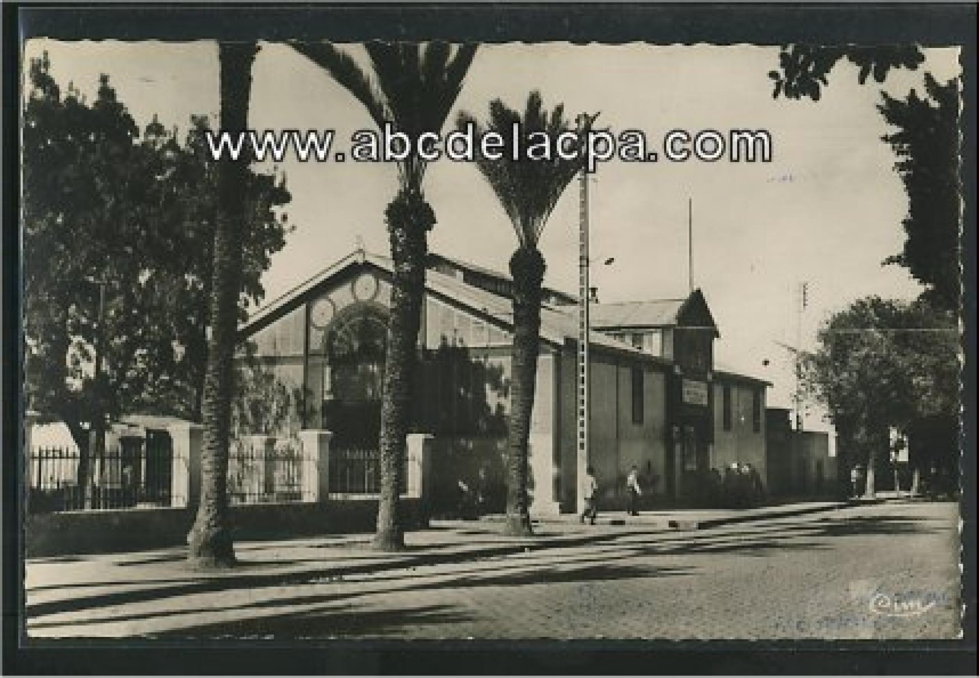 Drean (Mondovi)  - le square des jeux de boules - les halles et la salle des fêtes