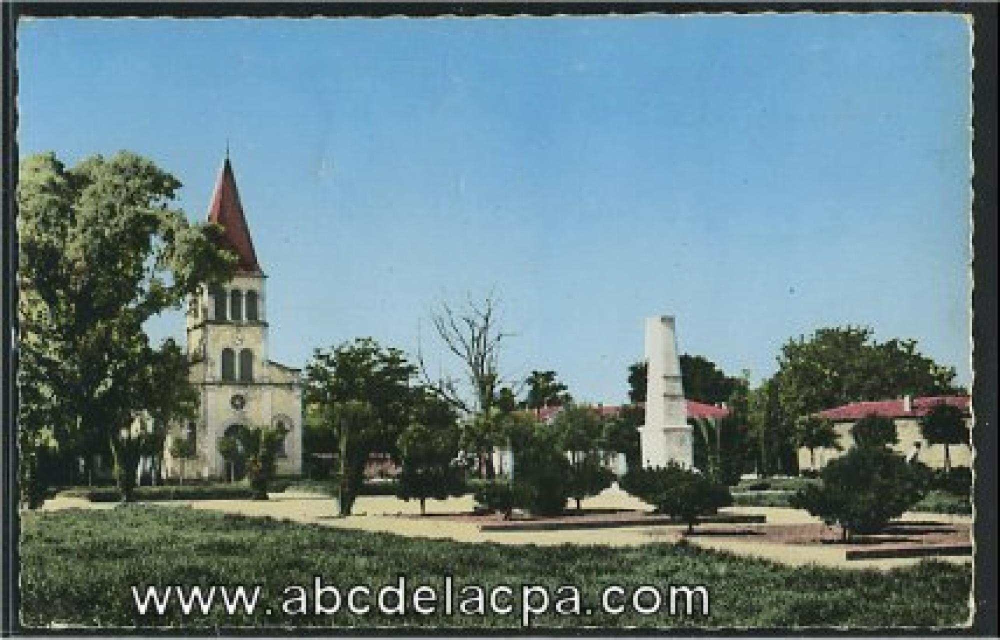 Ghriss   (Thiersville)  - la place de l'eglise et le monument aux morts