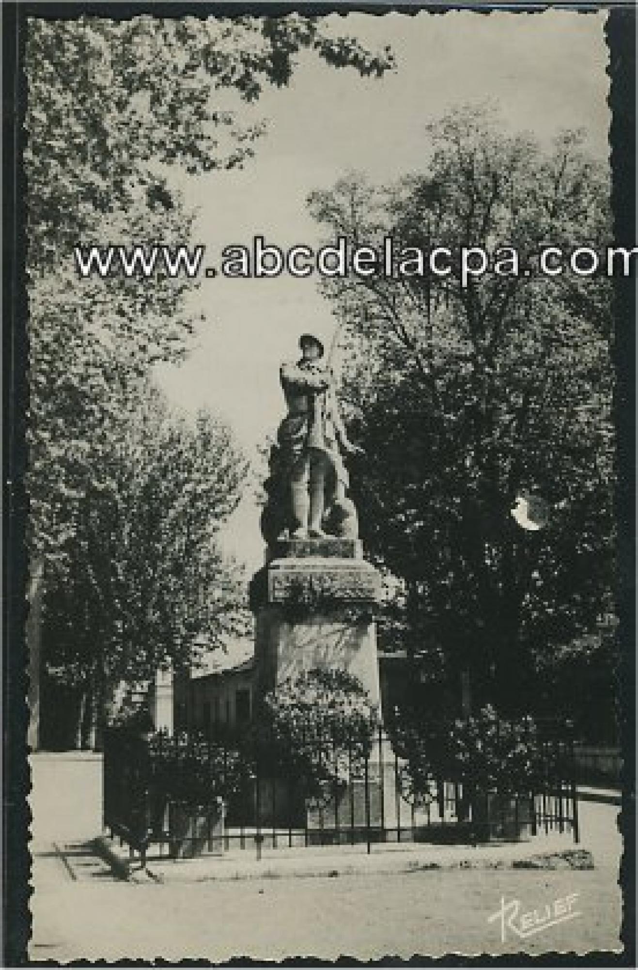 Miliana  - le monument aux morts