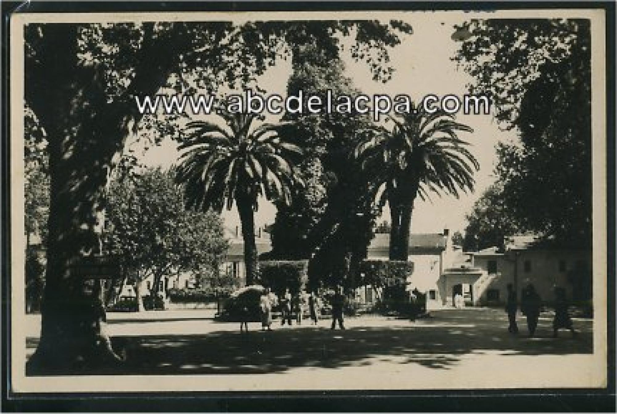 Miliana  - la place et l'horloge monumentale