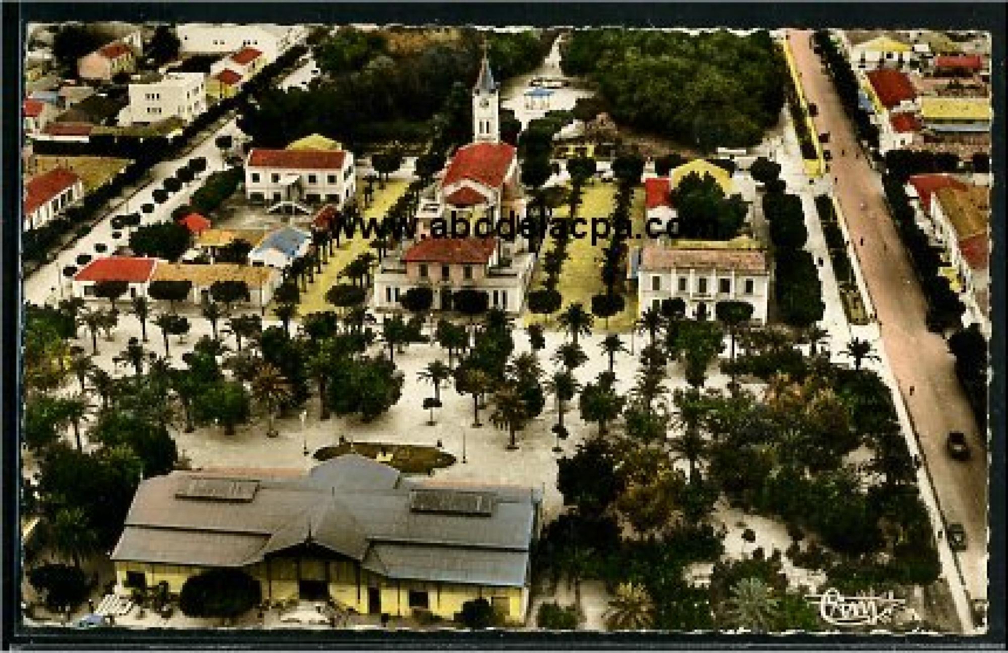 Mohammadia   (Perregaux)  - vue aérienne sur la place de france, l'église et le marché