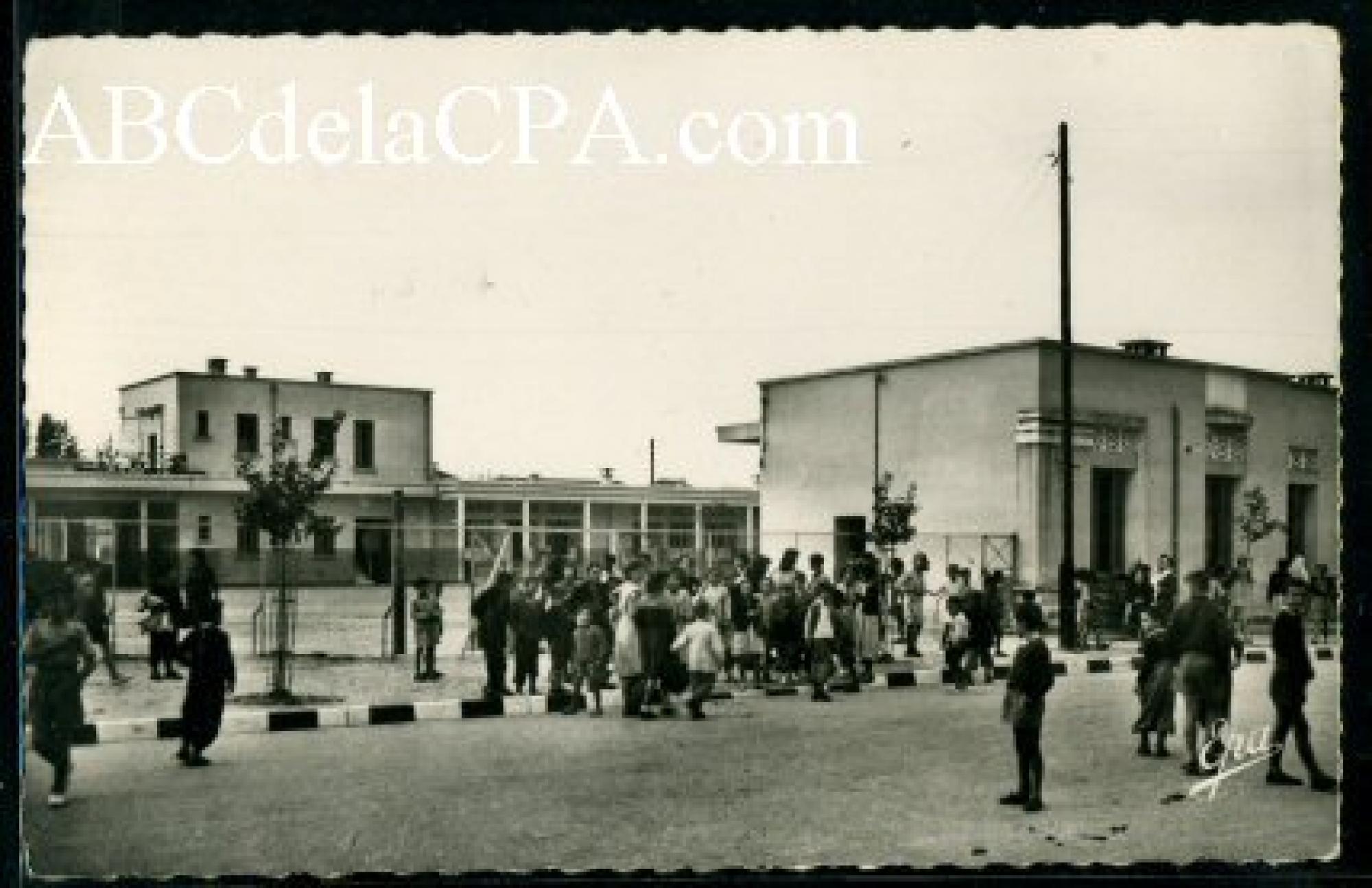 Mohammadia   (Perregaux)  - sortie de l'ecole de garçons