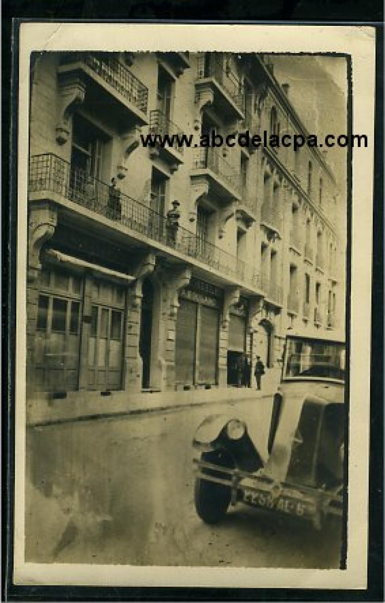 Oran - Rues  - oran, 11 rue floréal mathieu, le 6 septembre 1930 - magasin automobiles bouland - personnages au balcon et dans à l'entrée du magasin