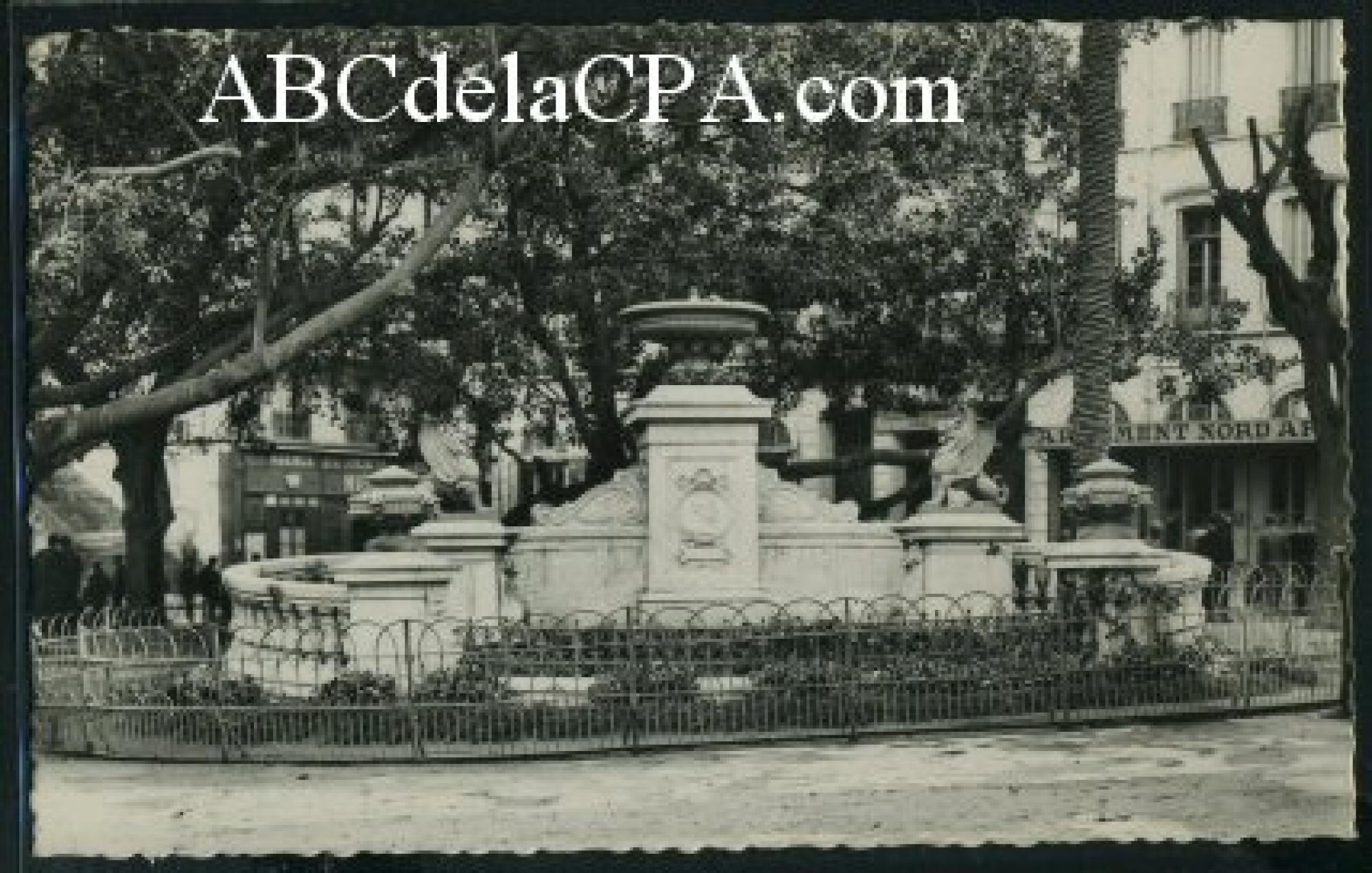 Oran - Rues  - le monument place de la république