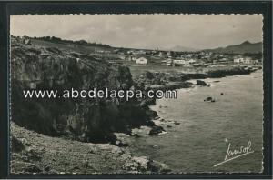 Tipaza  - le rempart antique de l'est, les falaises et le village moderne vus du 'sentier ver' du parc de ste salsa