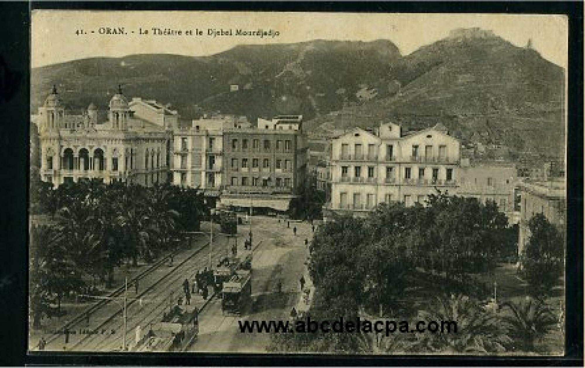 Oran -      Bâtiments  - le théâtre et le djebel mourdjadjo