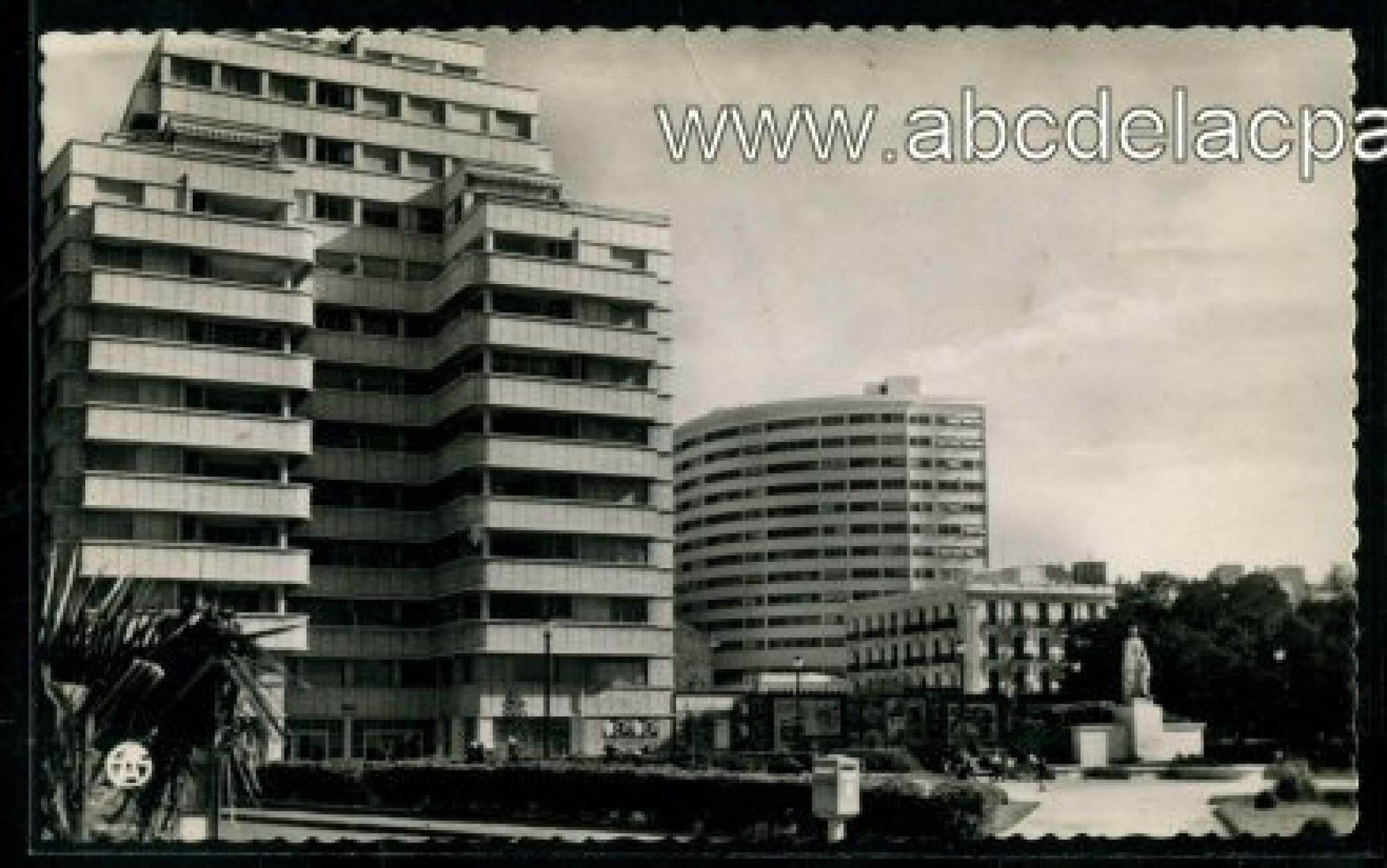 Oran -      Bâtiments  - la résidence et le square lyautey